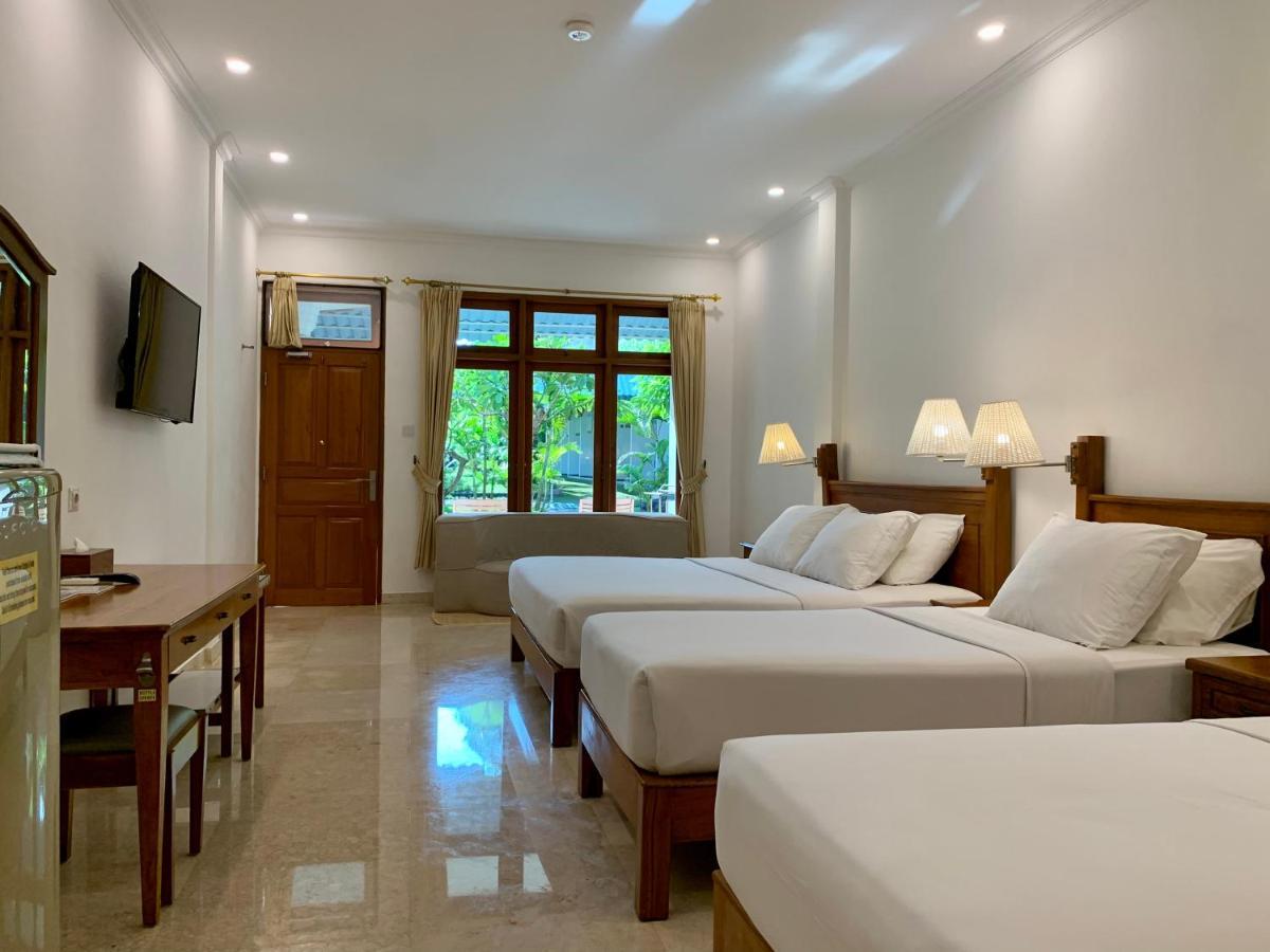 Hotel Febri's & 3*