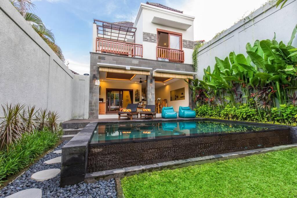 Villa Hitam Putih Legian Bali *