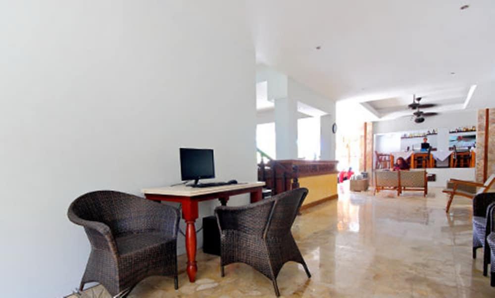 Hotel Kuta One Party 3*