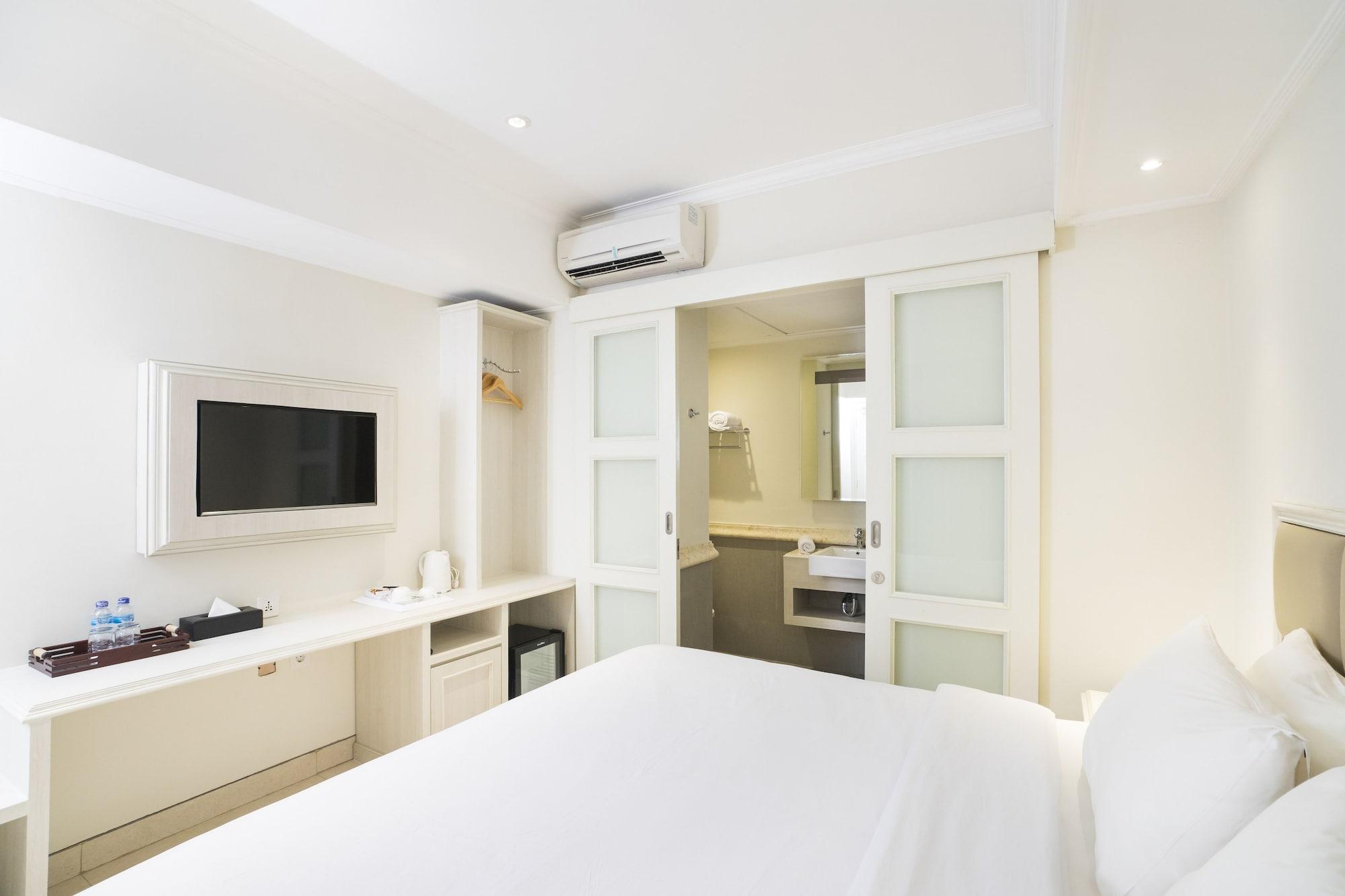 Hotel Alron Kuta 4*