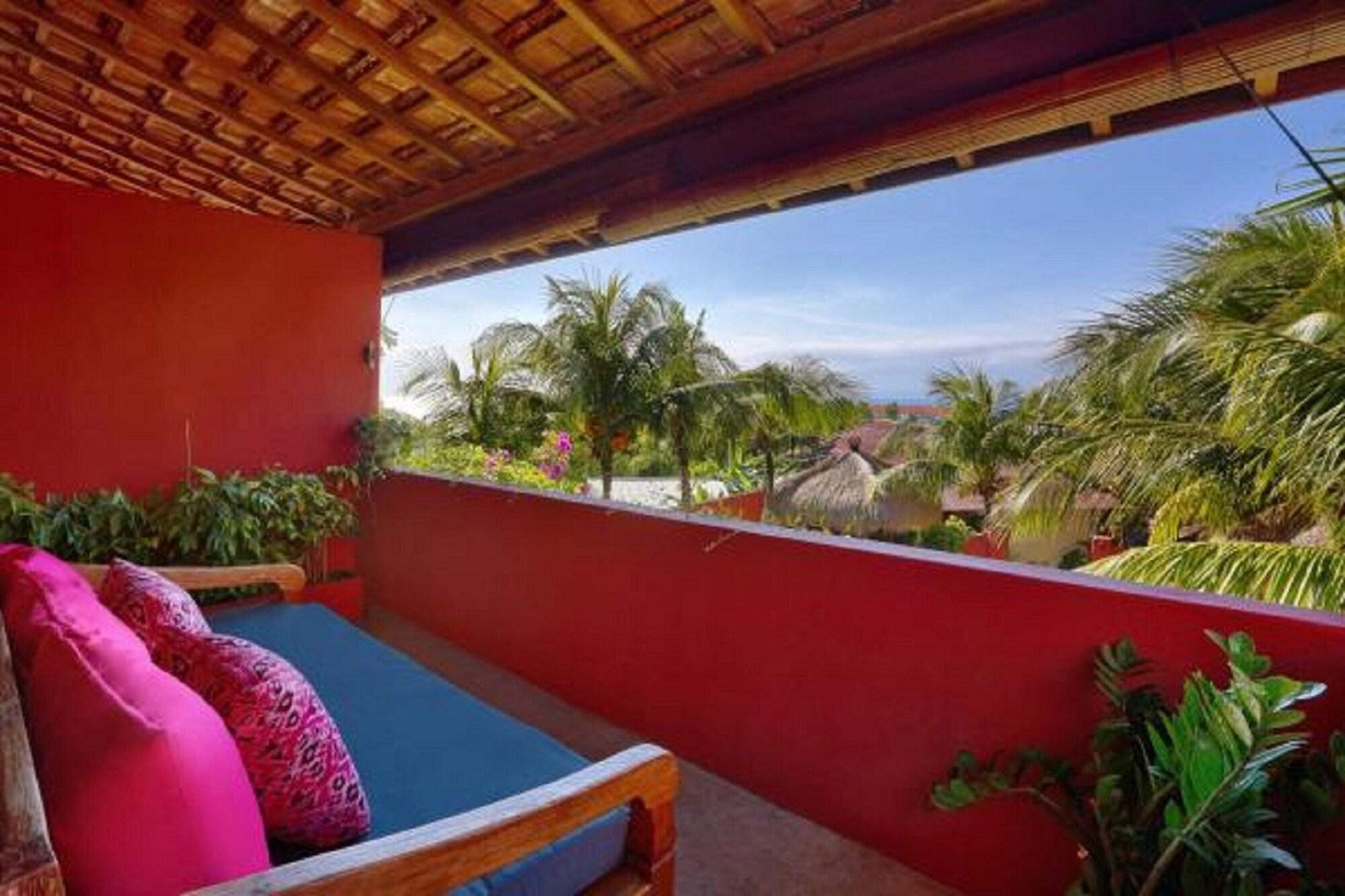 Pinkcoco - Constant Surprises & For Cool Adults Only Hotel Uluwatu (Bali)