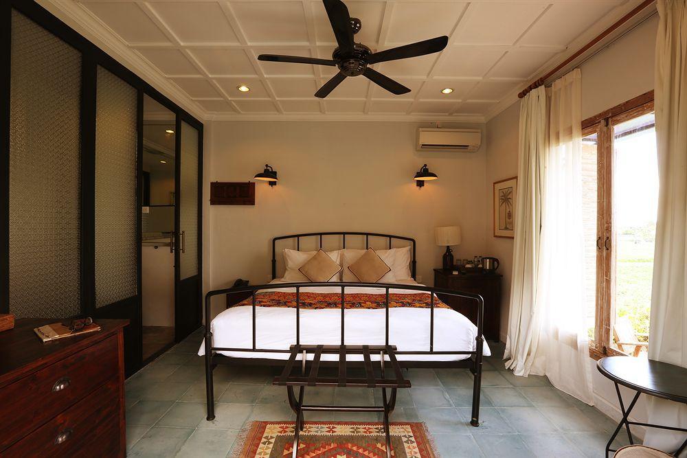 Hotel Brown Feather