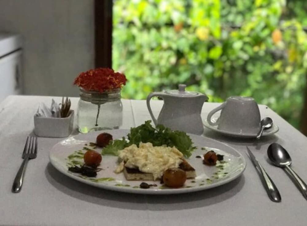 Tapa Tepi Kali Canggu (Bali)