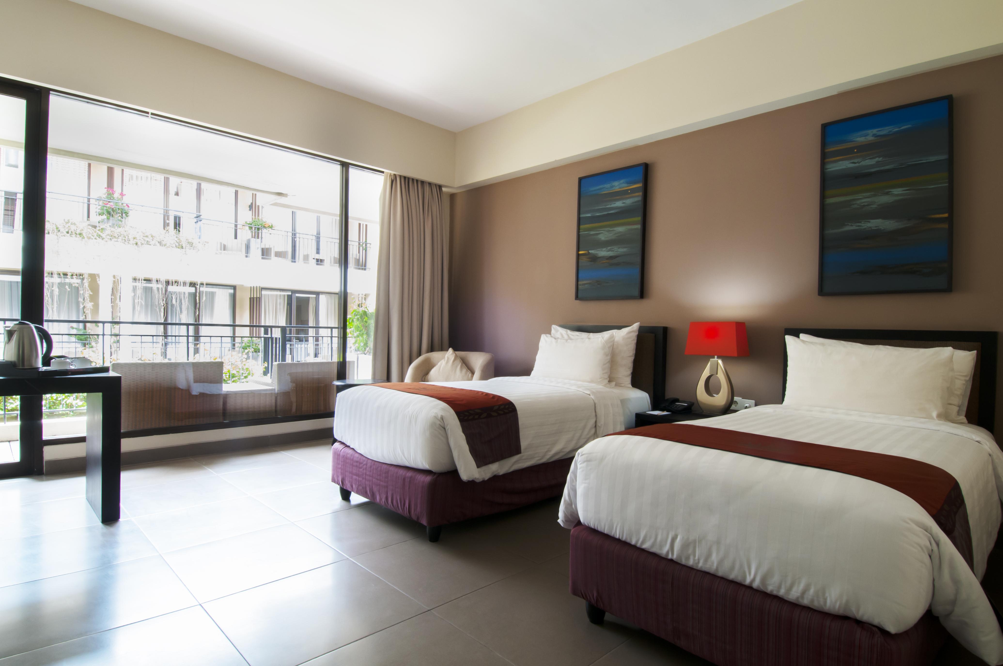 Hotel 100 Sunset Kuta & Ballroom 3*