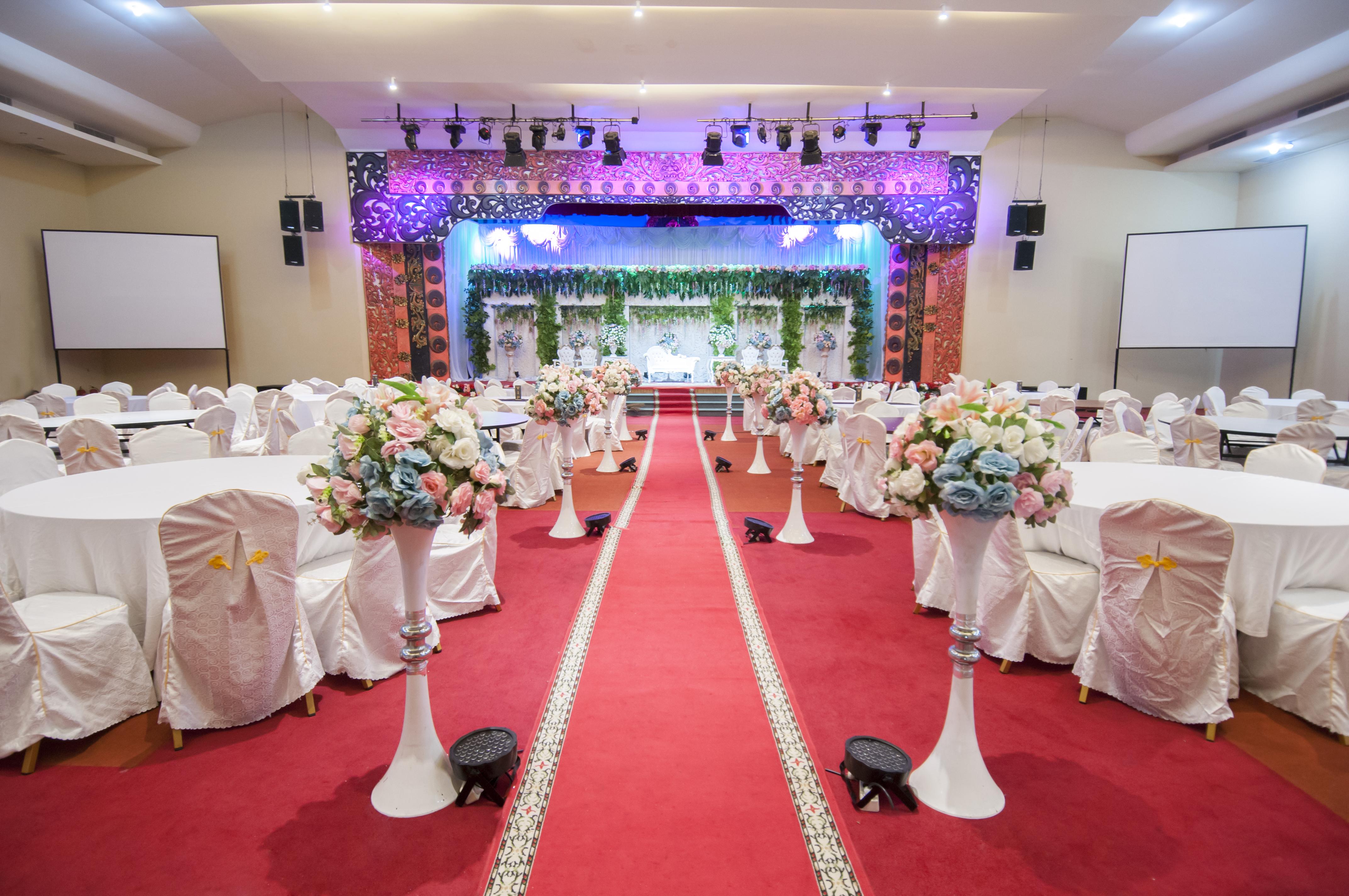 Hotel 100 Sunset Kuta & Ballroom