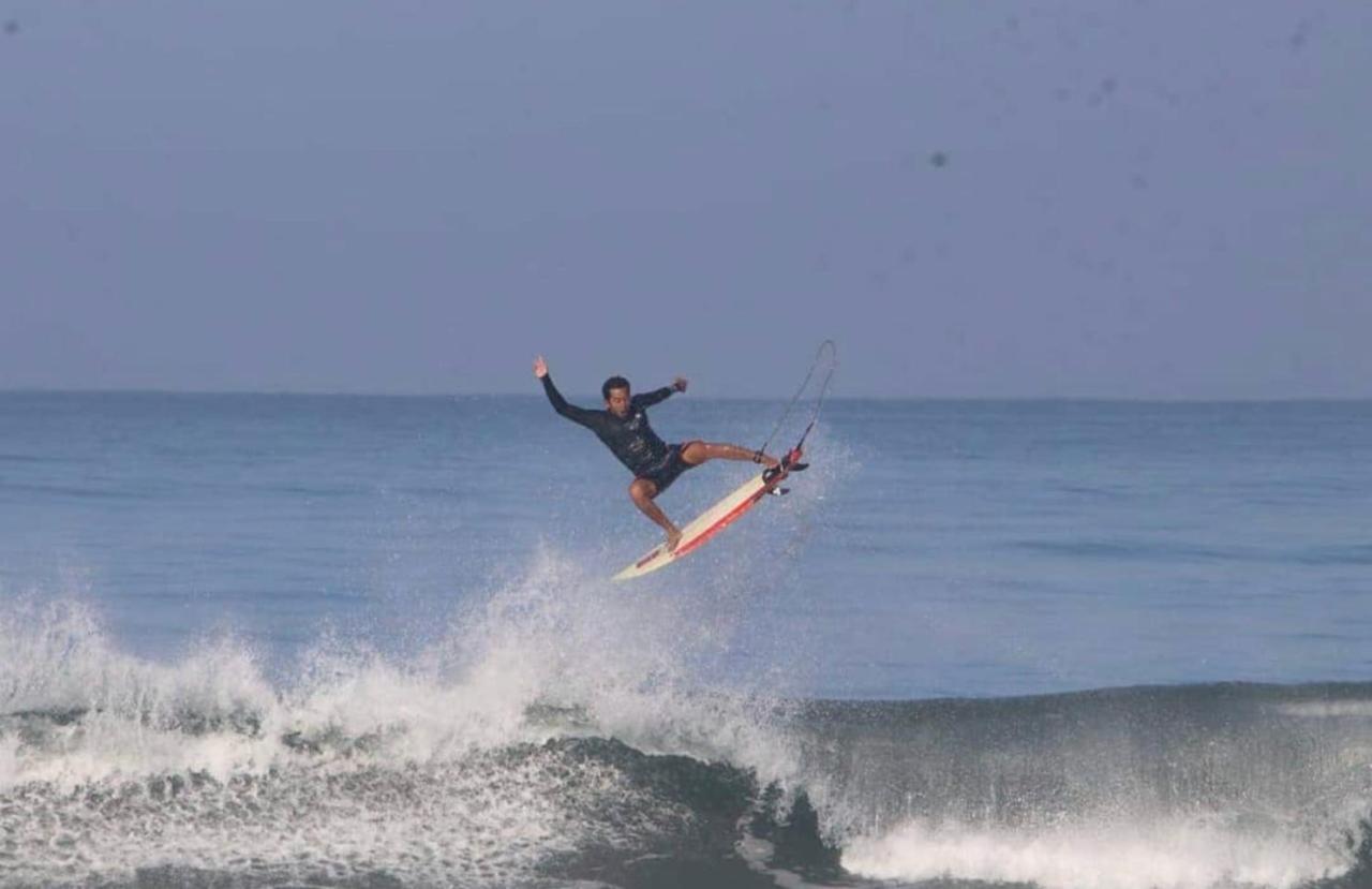 Surfers And Medewi Resort *