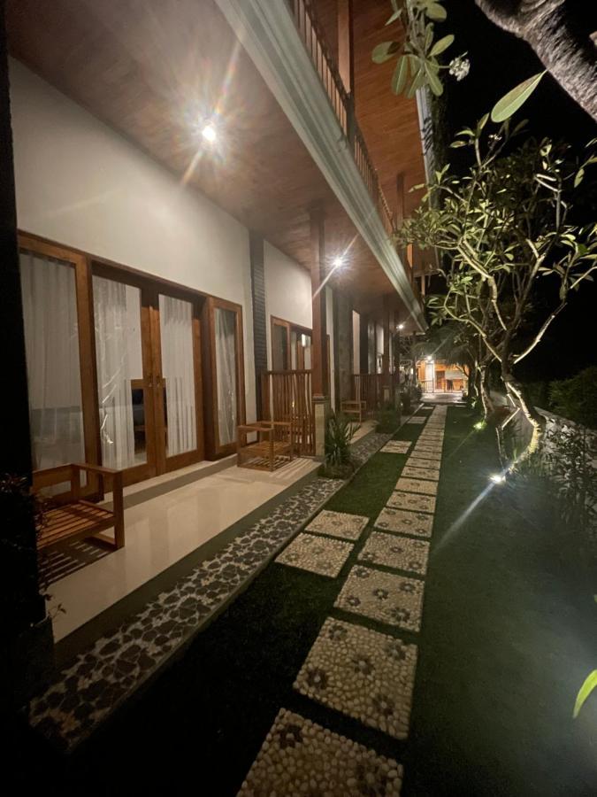 Surfers And Medewi Resort *