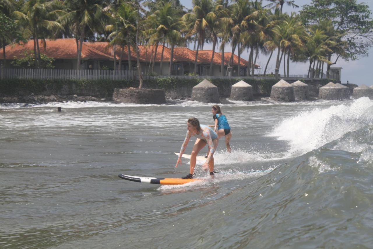 Surfers And Medewi * Jembrana (Bali)