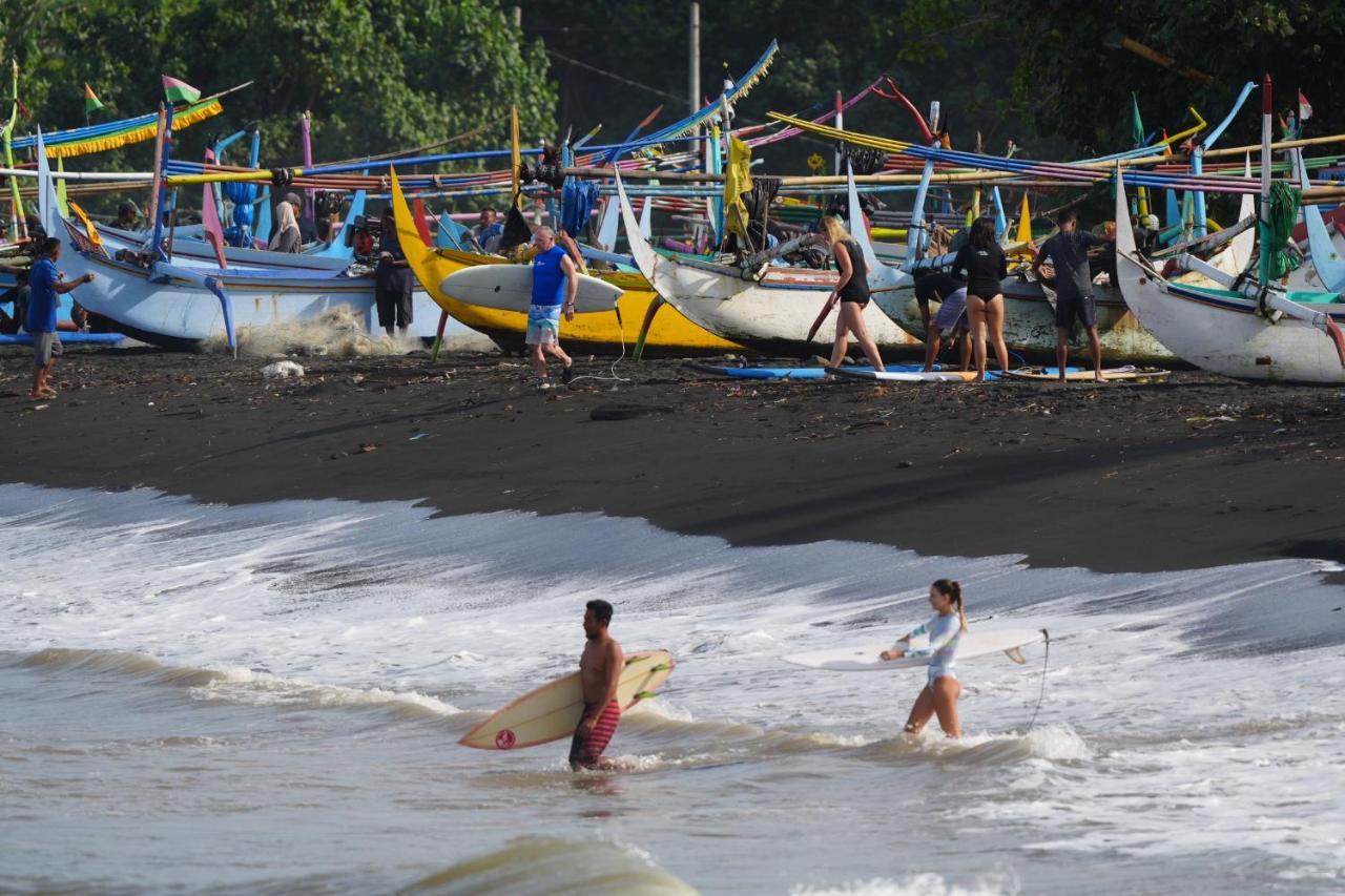 Surfers And Medewi * Jembrana (Bali)