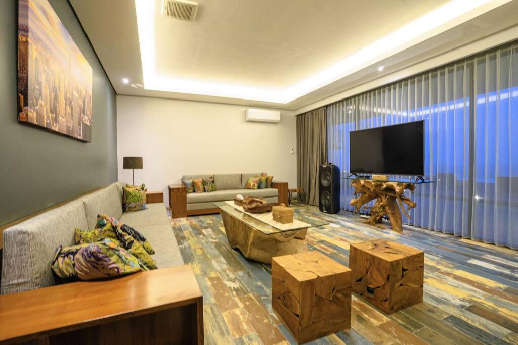 Grand Uluwatu Villa *
