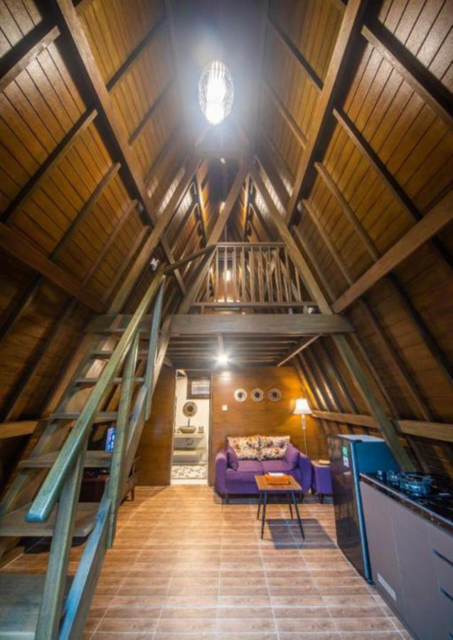 Villa Rumah Kayu Tatiya *