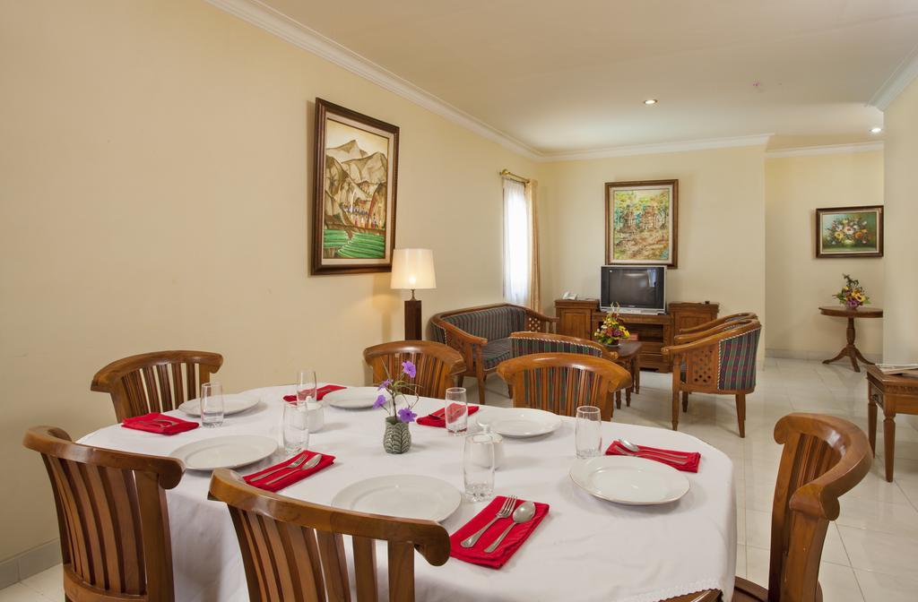 Hotel At The 3*