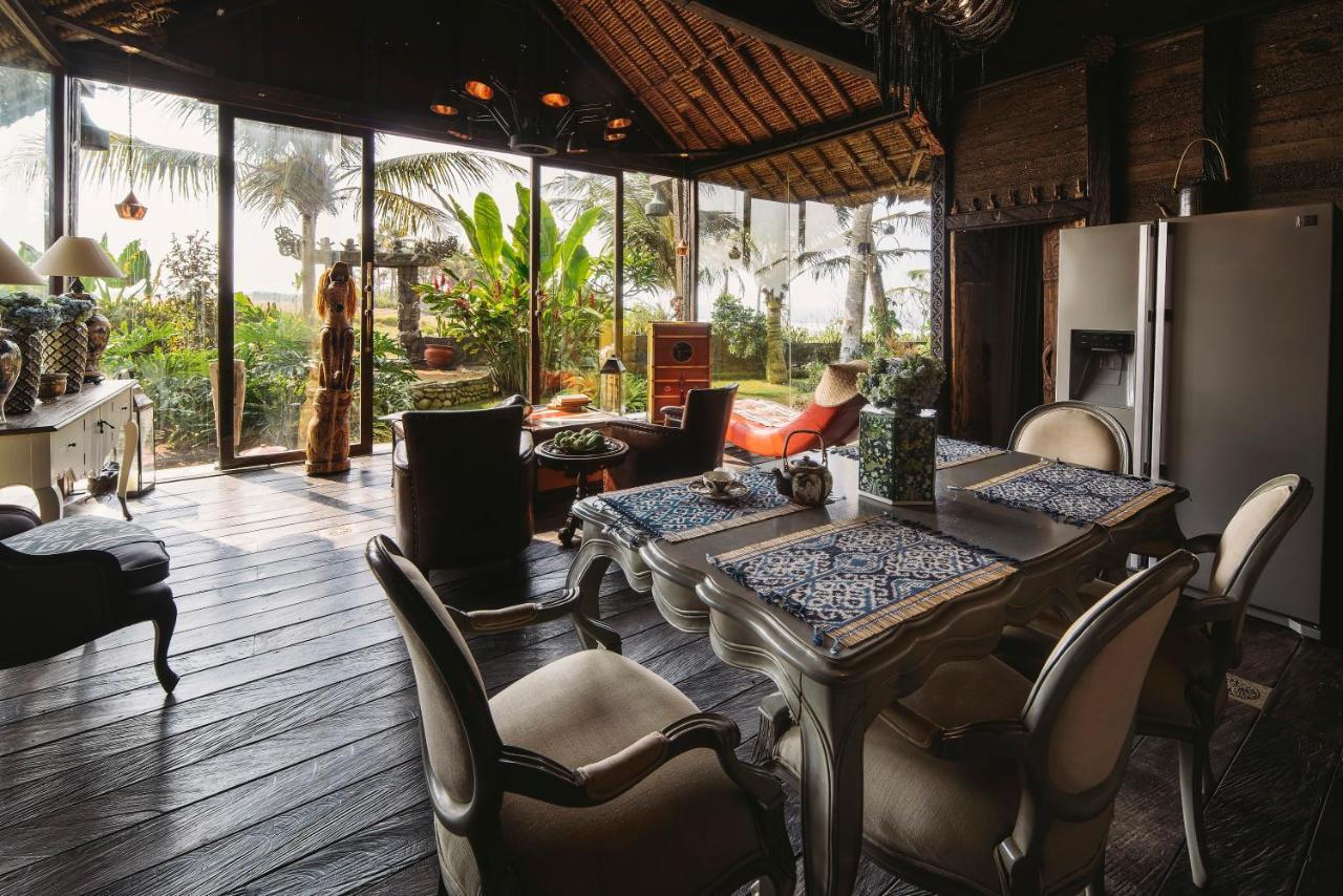 Absolute Beachfront Laut Villa