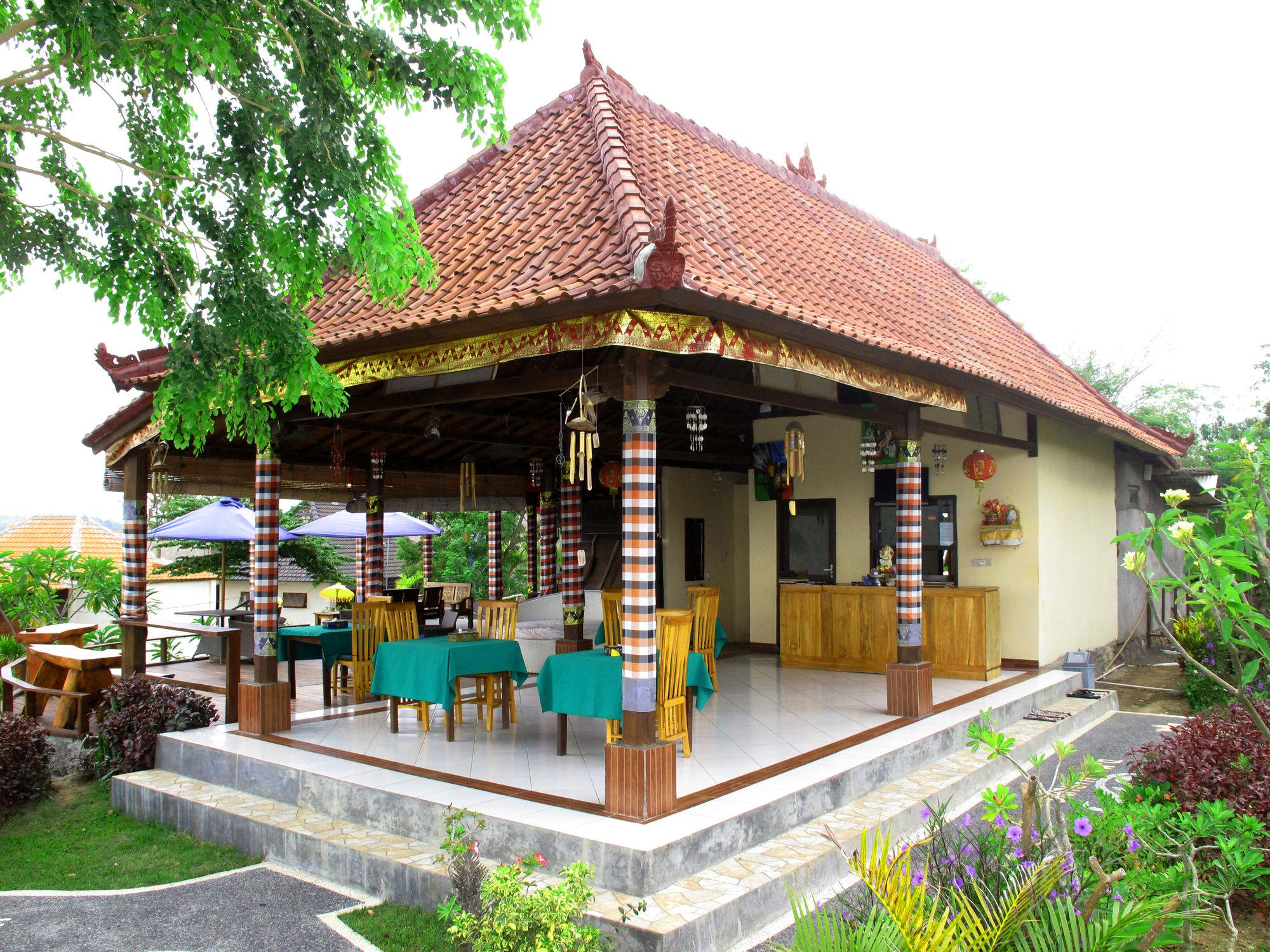 Dimas Huts Wisma tamu