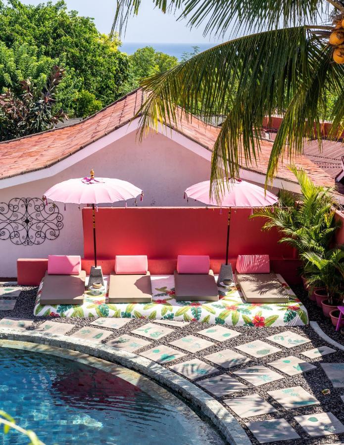 Pinkcoco - Constant Surprises & For Cool Adults Only Hotel Uluwatu (Bali)