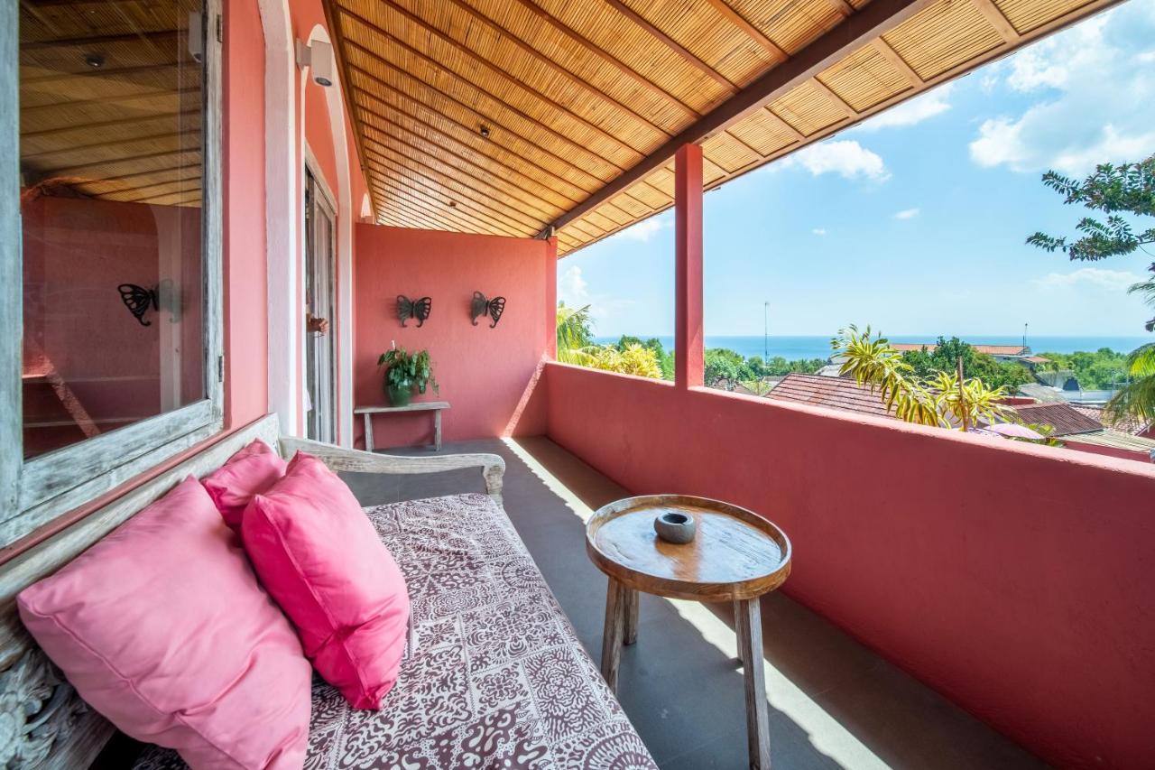Pinkcoco - Constant Surprises & For Cool Adults Only Hotel Uluwatu (Bali)