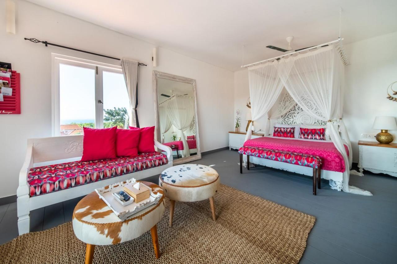 Pinkcoco - Constant Surprises & For Cool Adults Only Hotel Uluwatu (Bali)