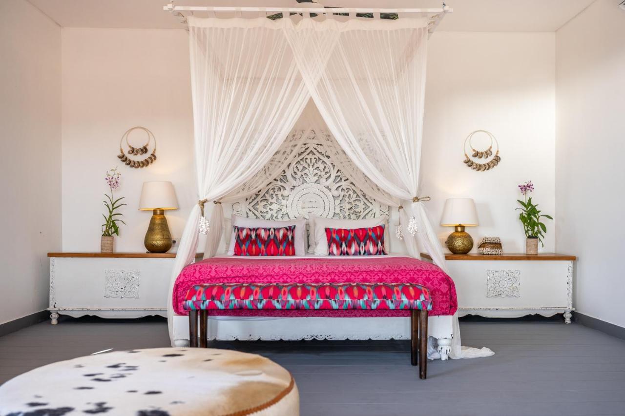 Pinkcoco - Constant Surprises & For Cool Adults Only Hotel Uluwatu (Bali)