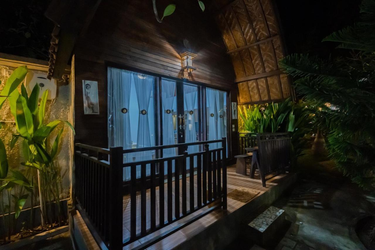 The Mel Huts 3*