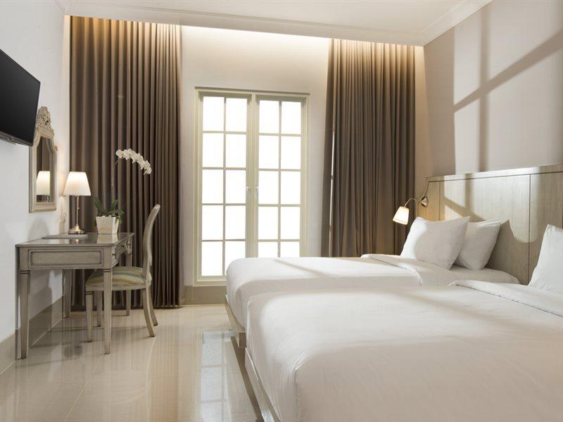 Hotel Santika 3*