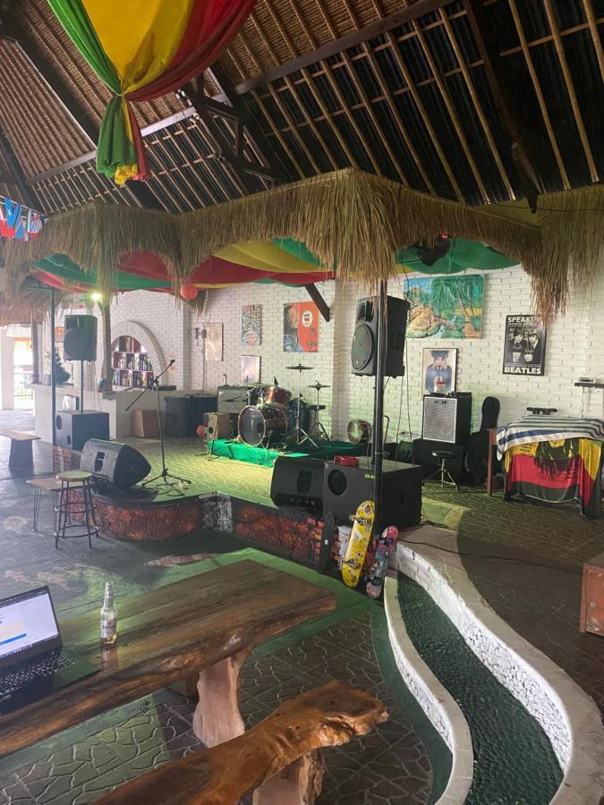 Hostel Paca's Reggae Bar &