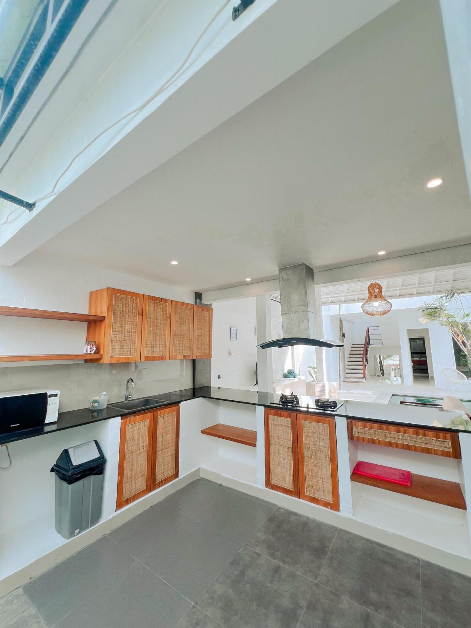 Apple & 4* Kerobokan (Bali)
