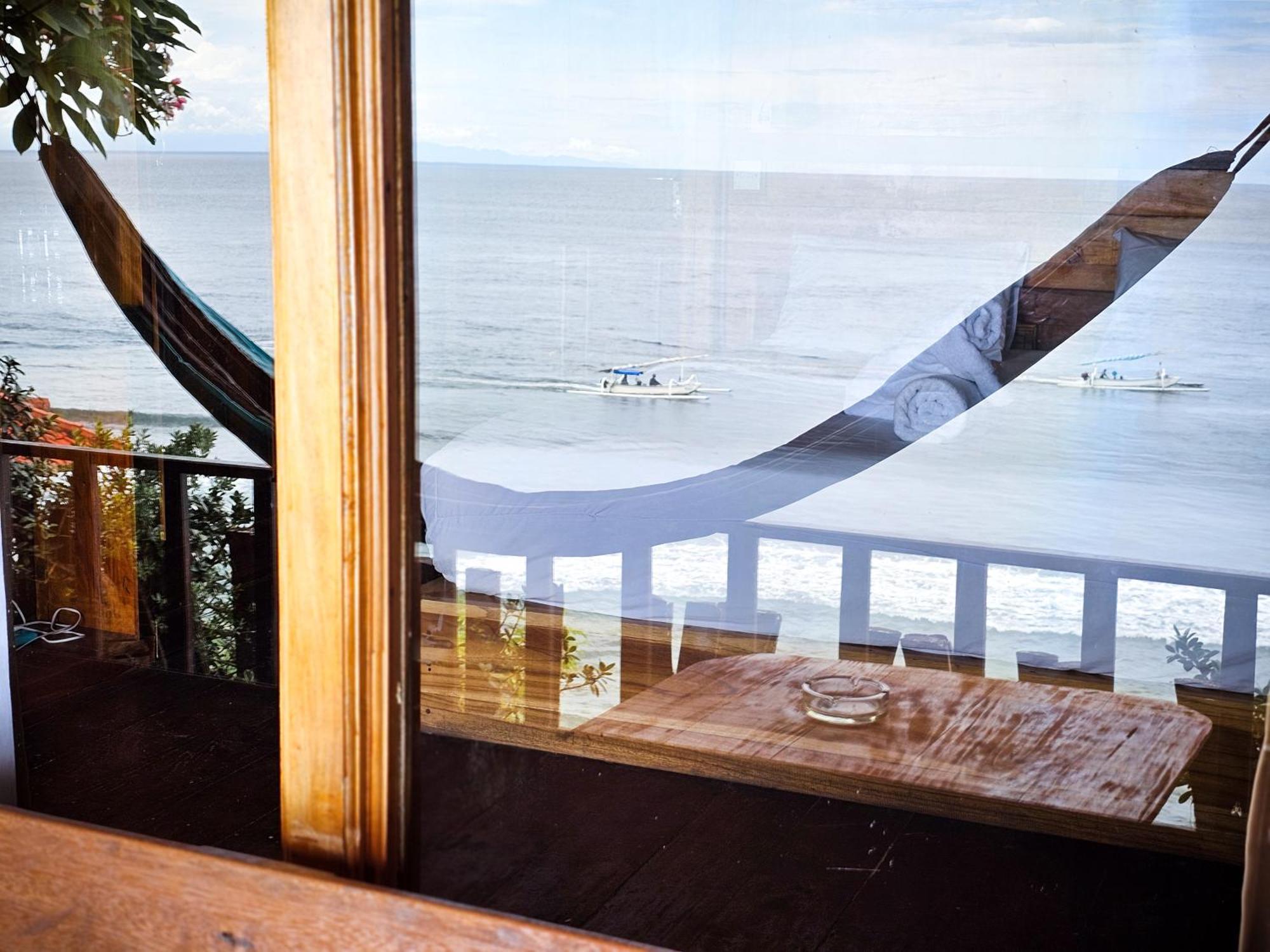 Malibu Huts 2*