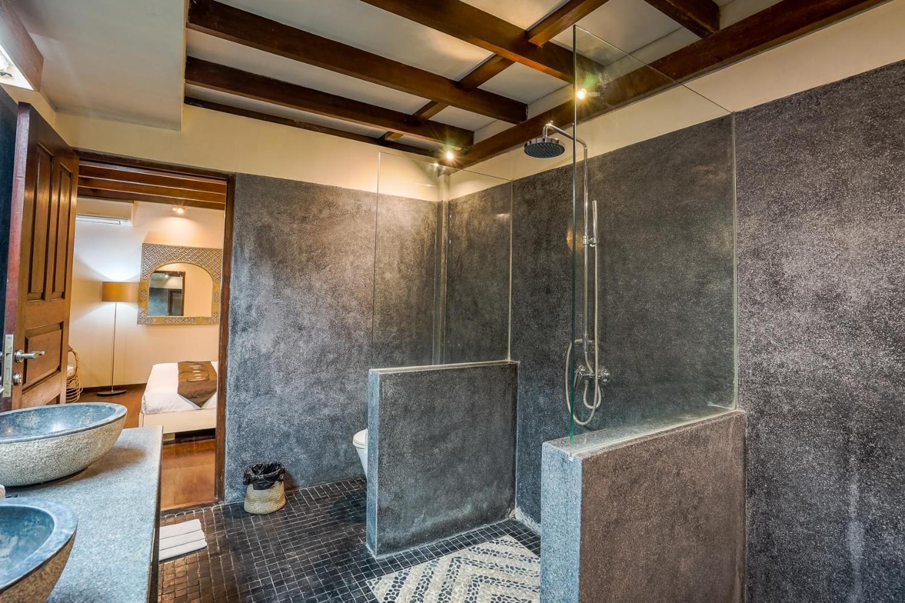 Cira - 5 Bedrooms Private Next To Seminyak (Bali)