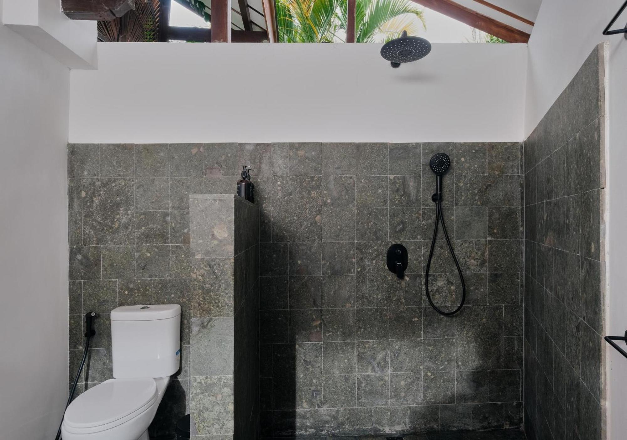 Villa Nativ Living Legian 6br 16px Big Group Walk To 66