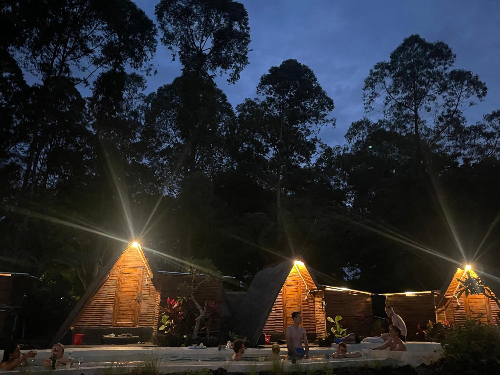 Triangular House And Hot Spring Kubupenlokan