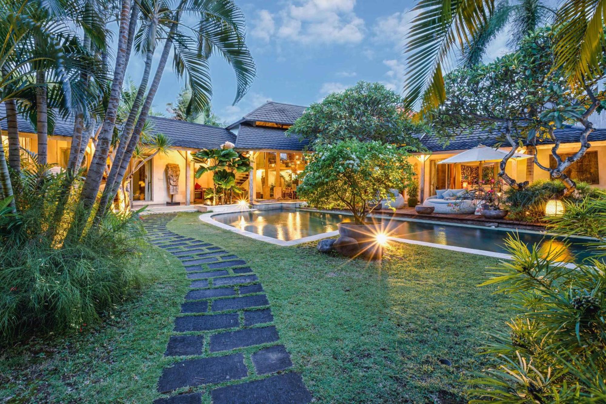 Cinta Damai - Stunning & Stylish 4br Luxury In The Heart Of Seminyak, Just A 10-min Walk To The