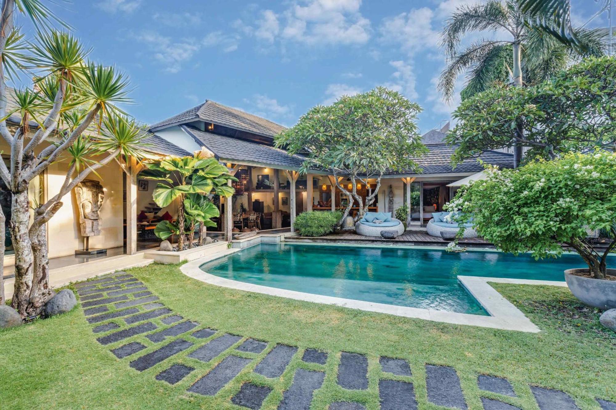 Villa Cinta Damai - Stunning & Stylish 4br Luxury In The Heart Of Seminyak, Just A 10-min Walk To The