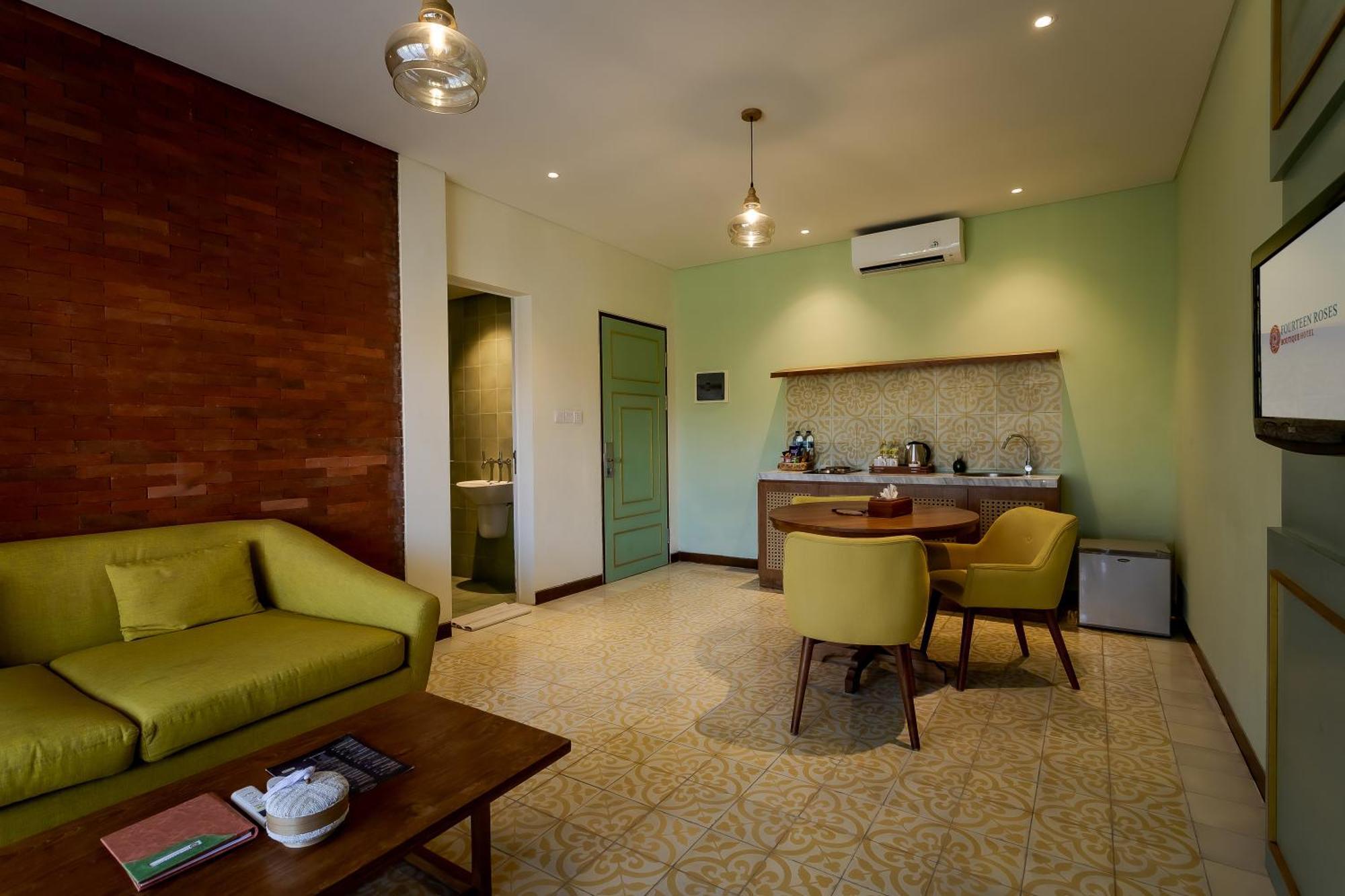 Fourteen Roses Boutique Hotel, Kuta Hotel