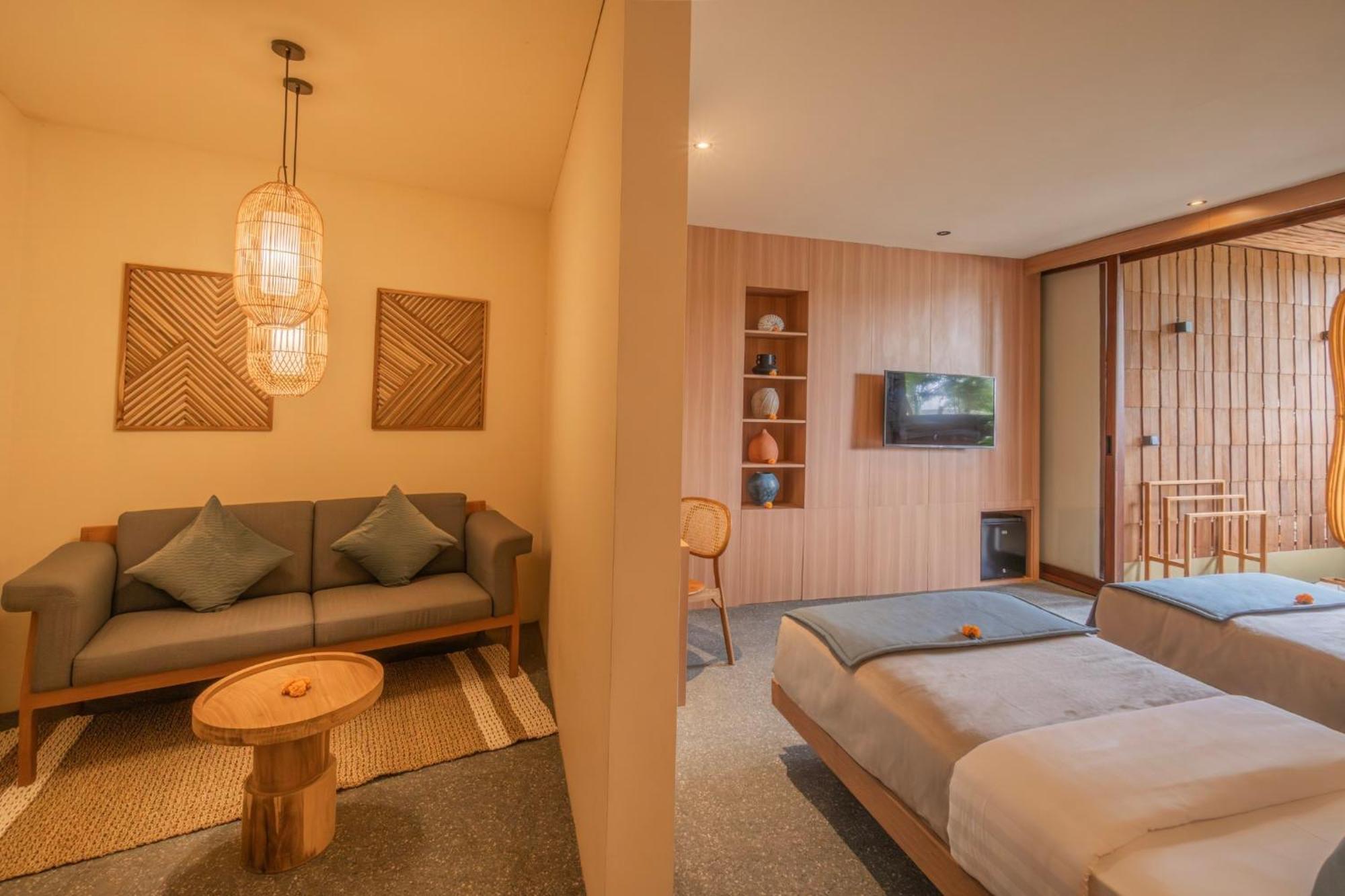 & By Ini Vie Hospitality 5*