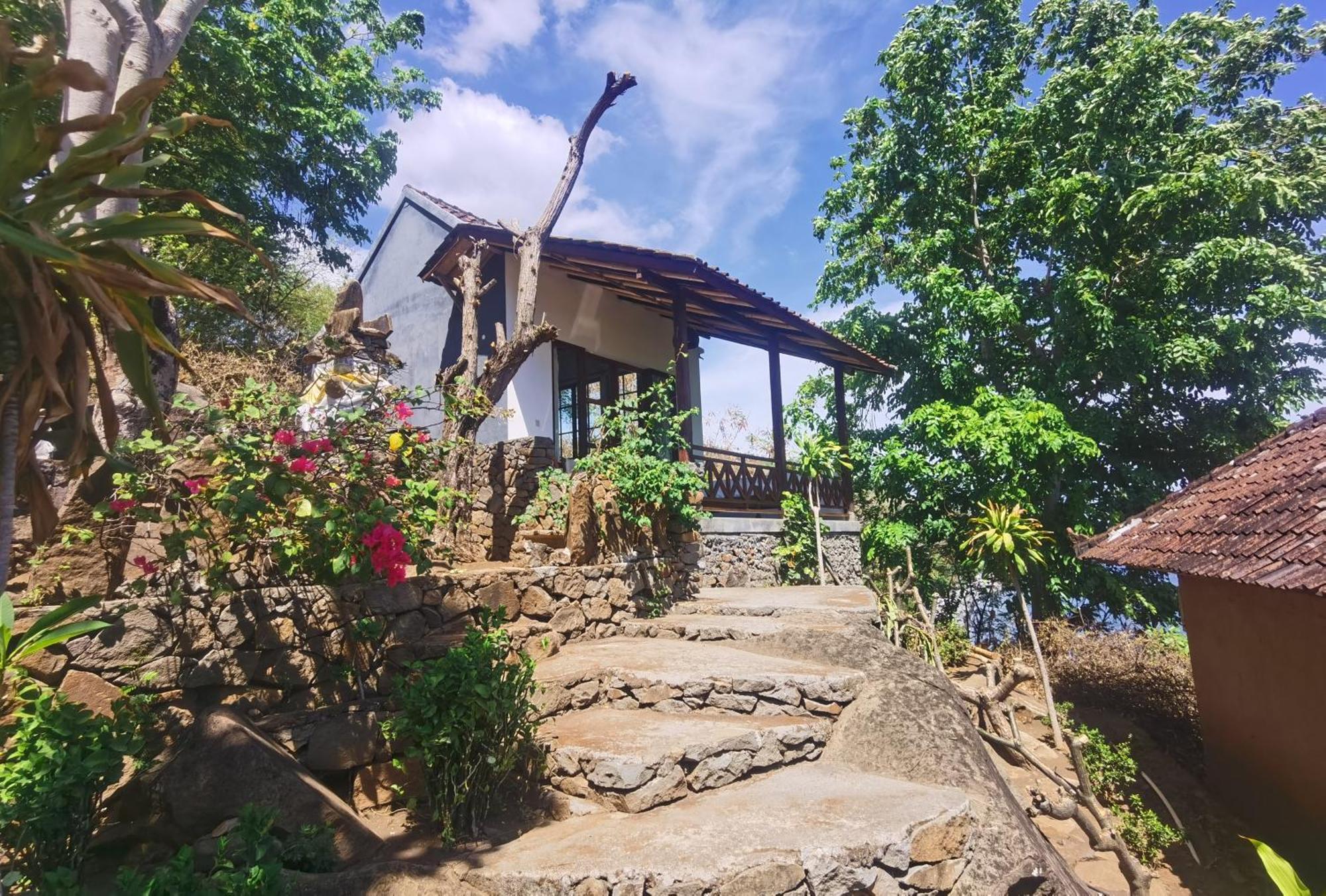 Wawa-wewe Rock Amed (Bali)