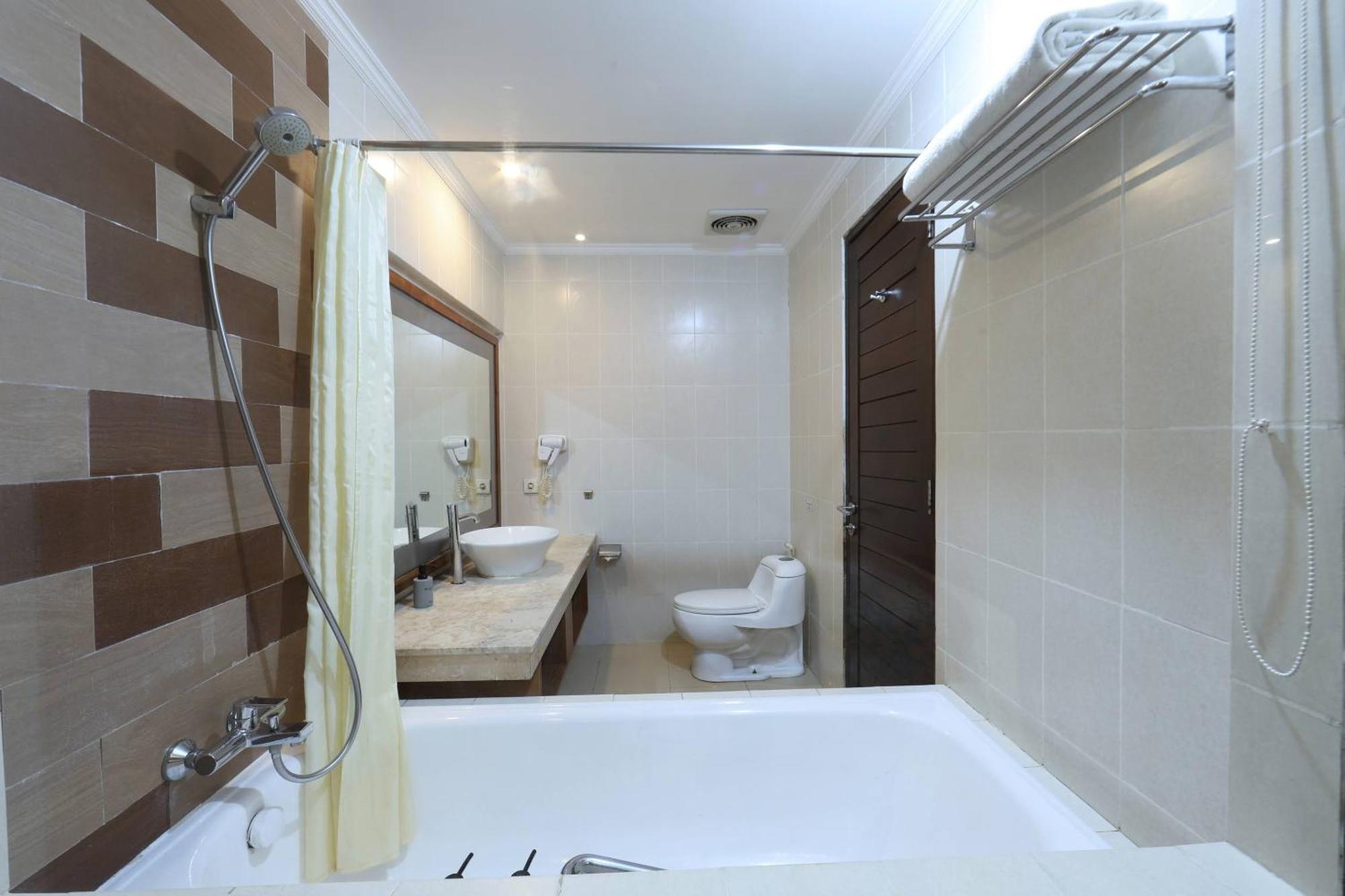 Adhi Jaya Hotel 4*