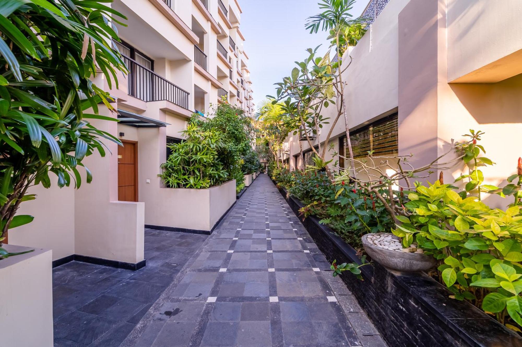 Hotel Cross Vibe Paasha Atelier Bali Kuta
