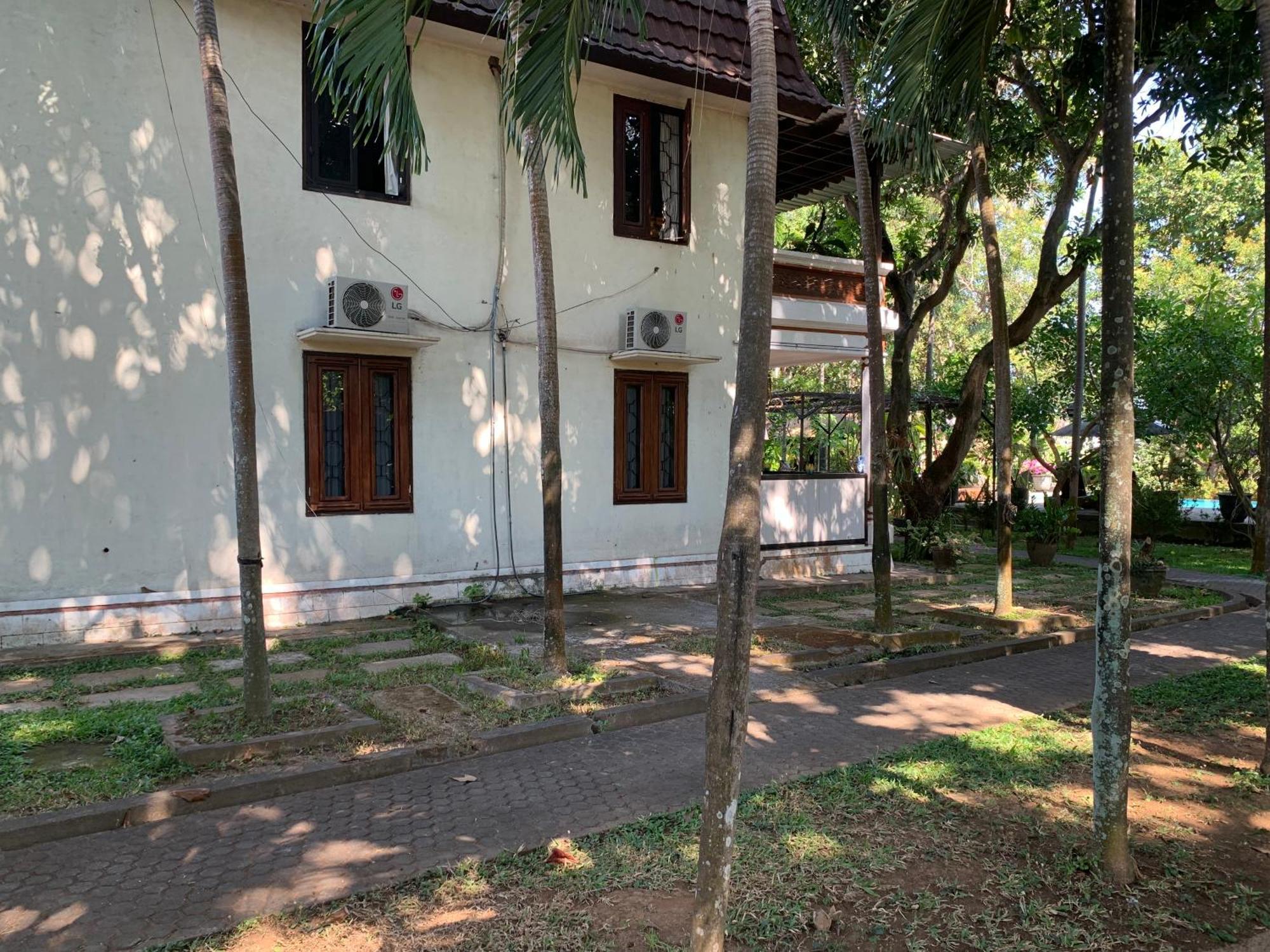 Lumbung 4* Lovina (Bali)