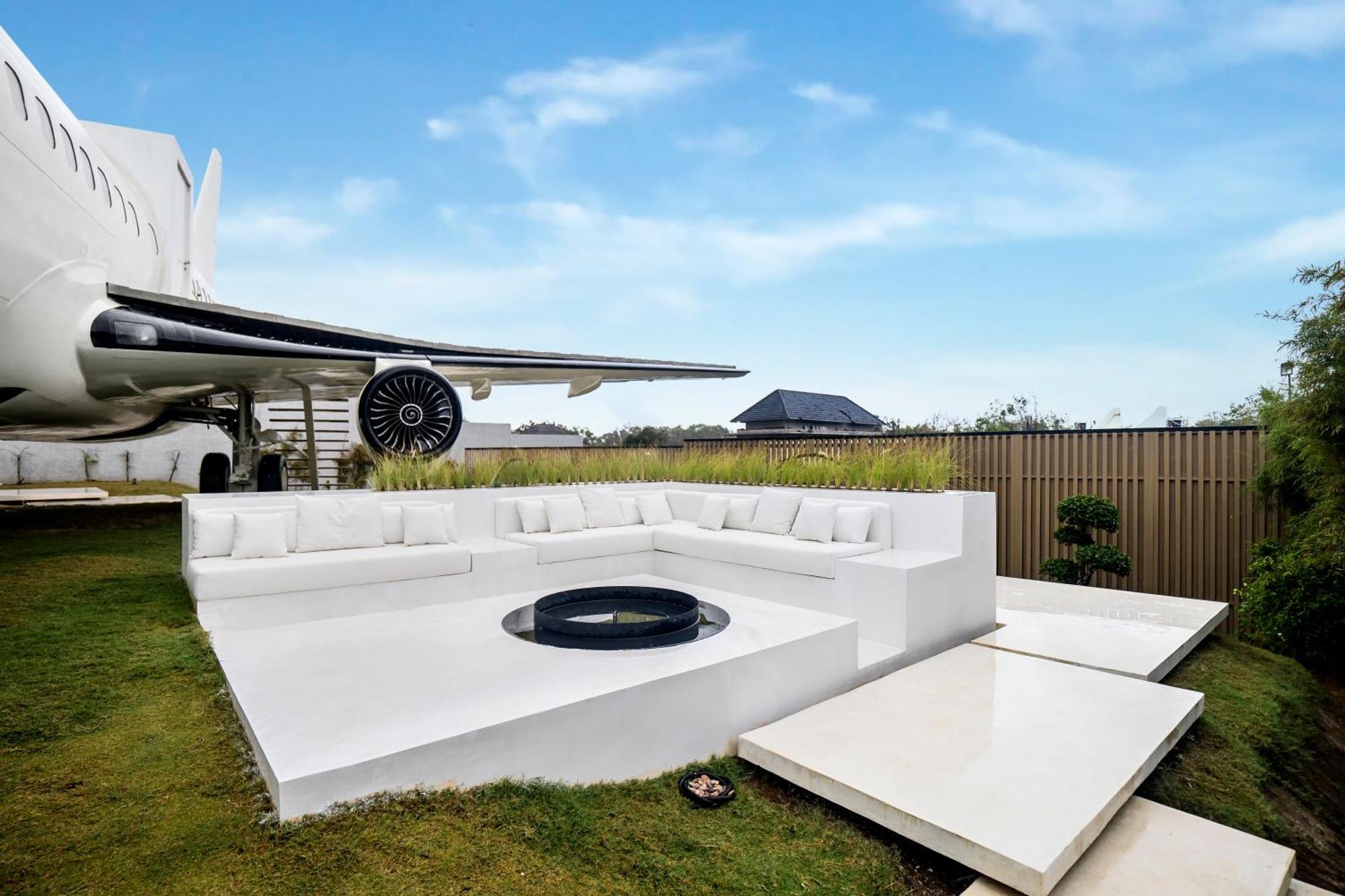 Private Jet Villa Uluwatu (Bali)