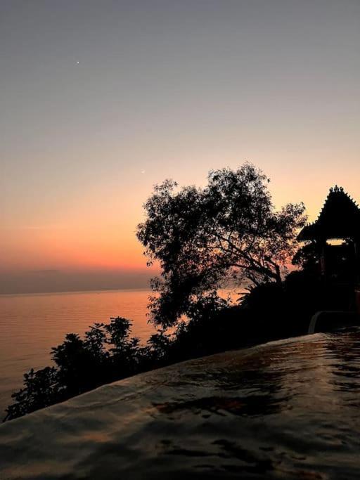Tengguli Deluxe 20 M Infinitypool Ocean Front Villa