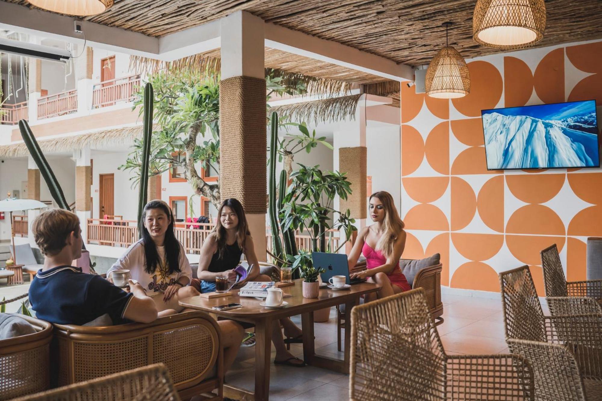 Roomates Surf Camp By Ini Vie Hospitality Hostel *