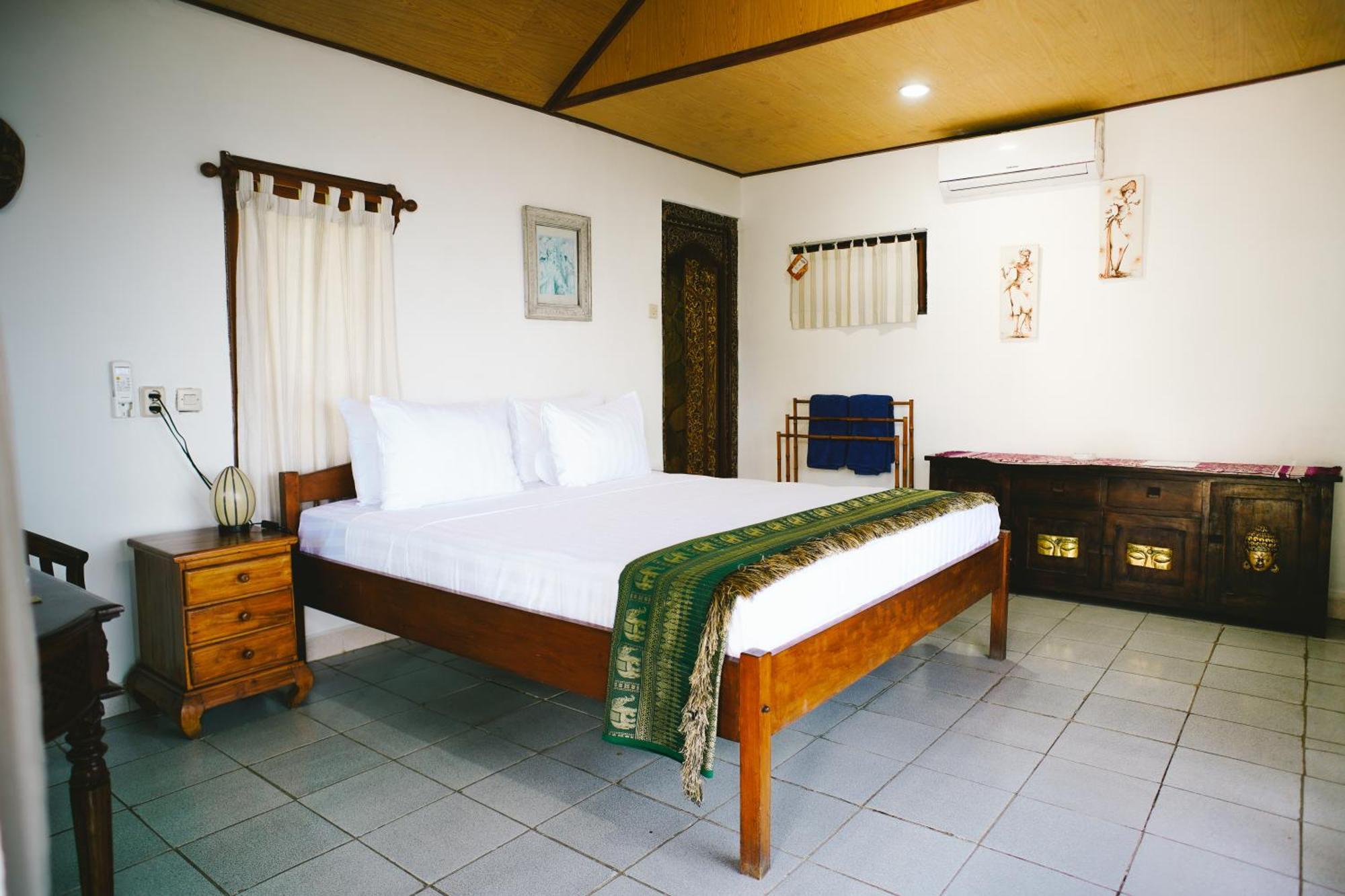 Temple Cafe & Hotel 2*