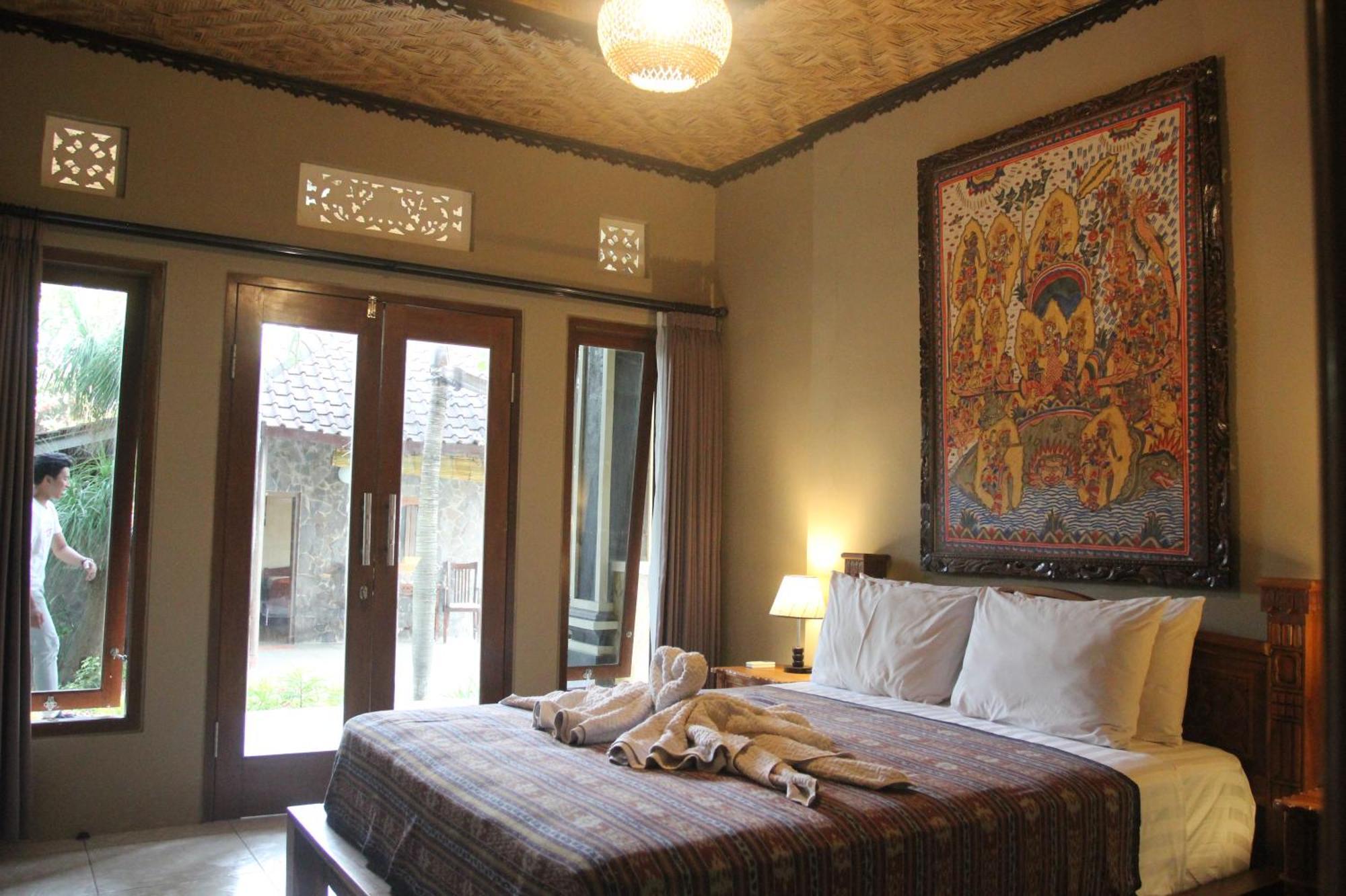 Temple Cafe & Hotel