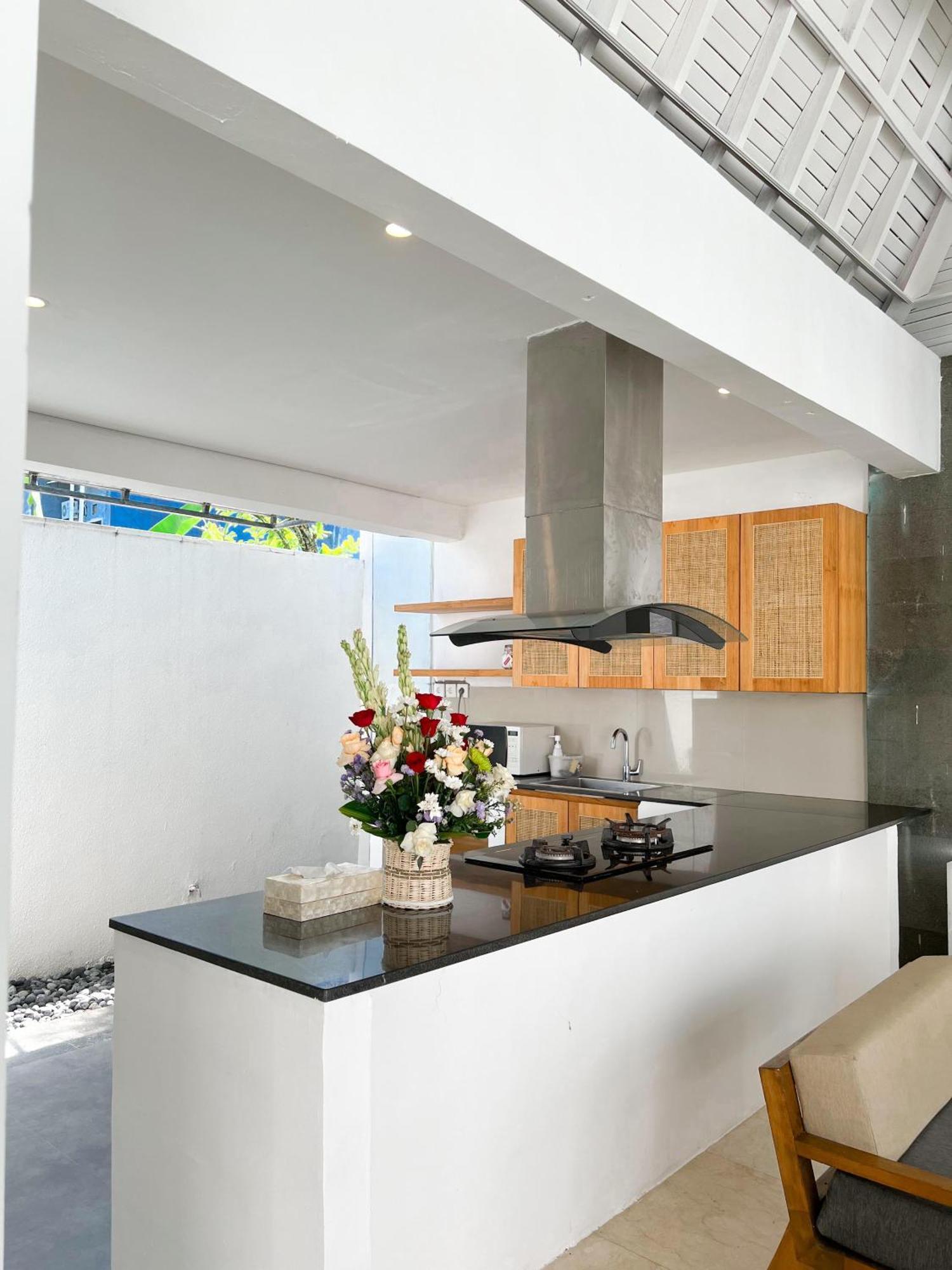 Apple & 4* Kerobokan (Bali)