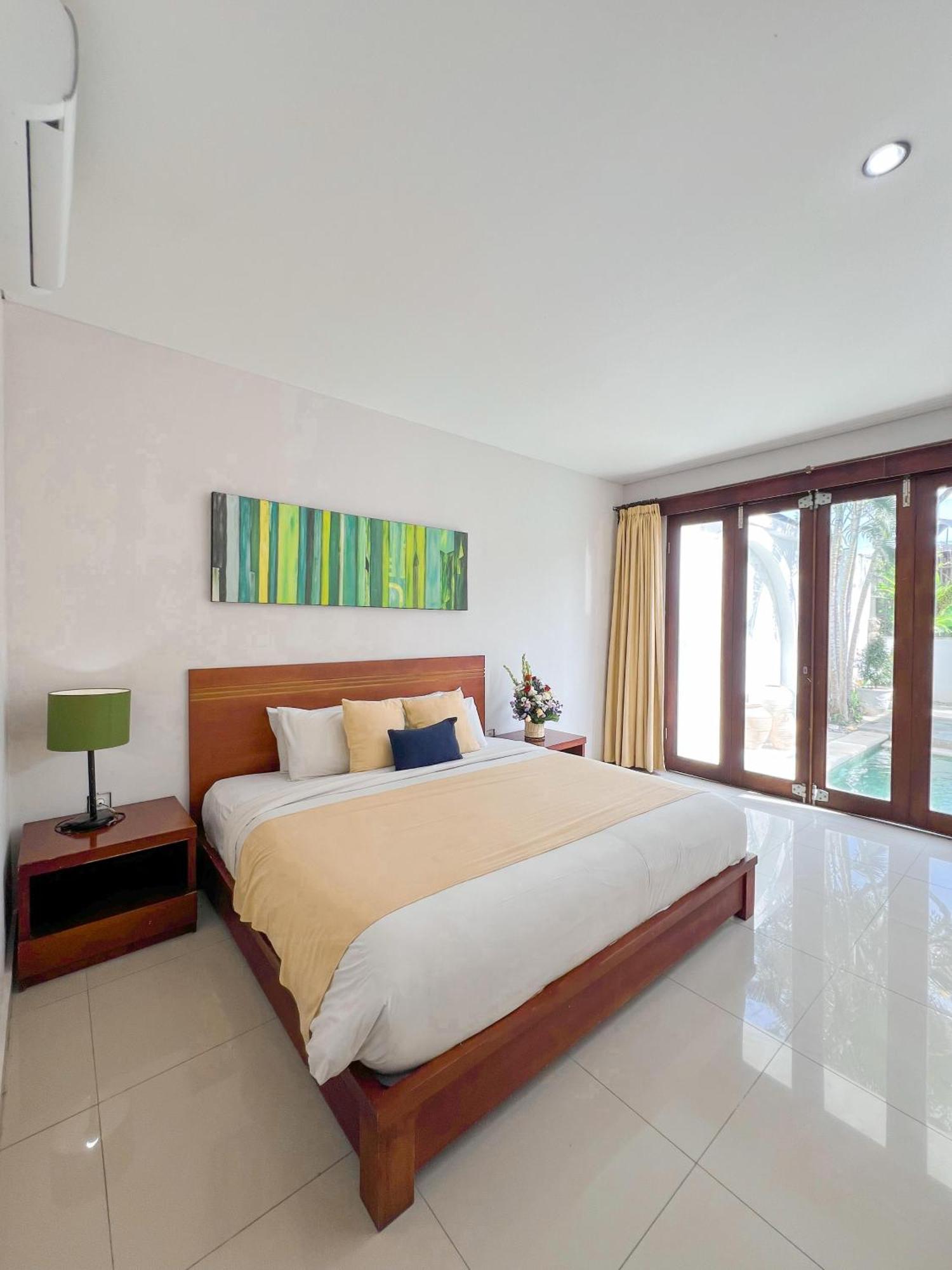 Apple & 4* Kerobokan (Bali)