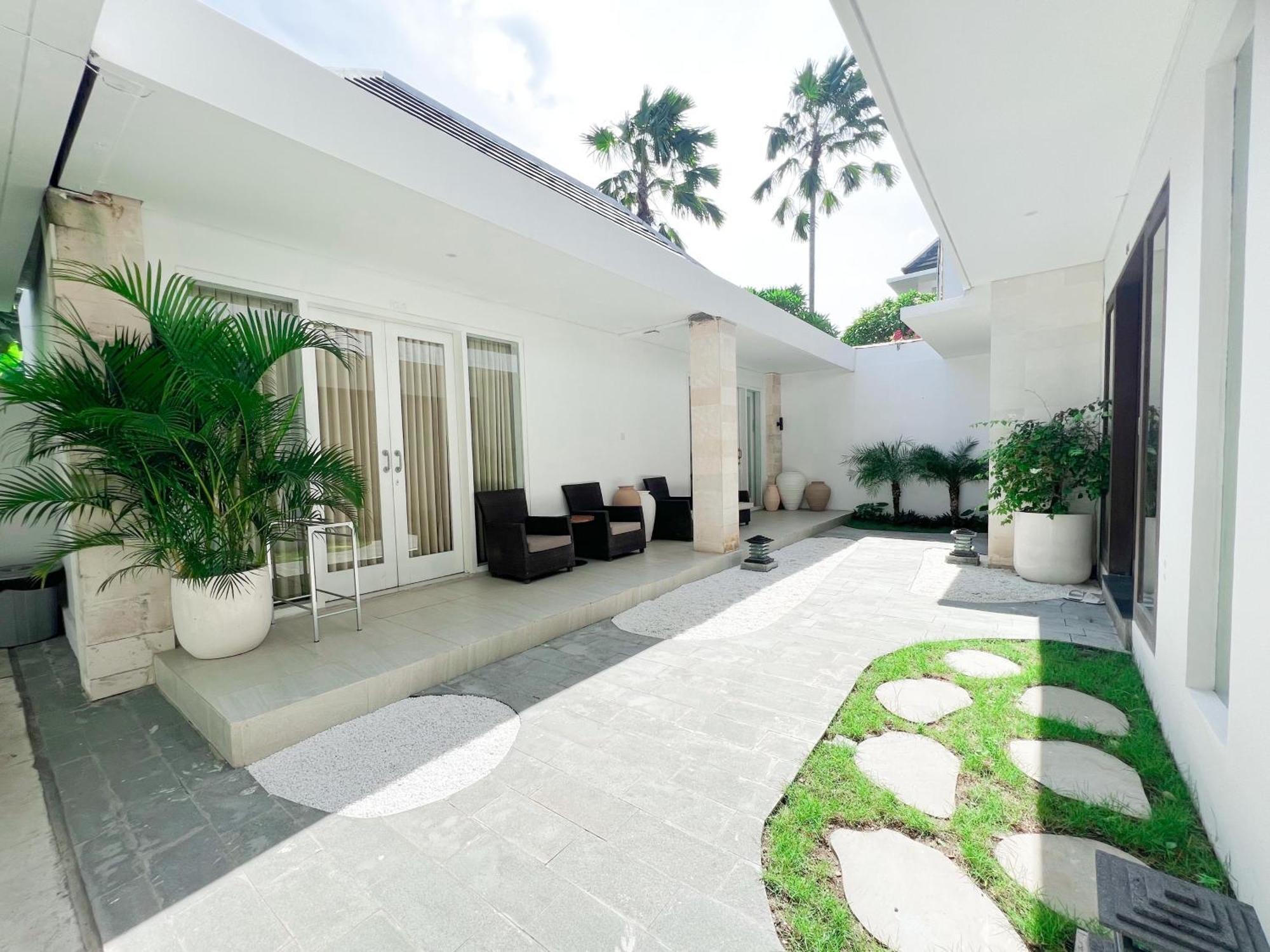 Apple & 4* Kerobokan (Bali)