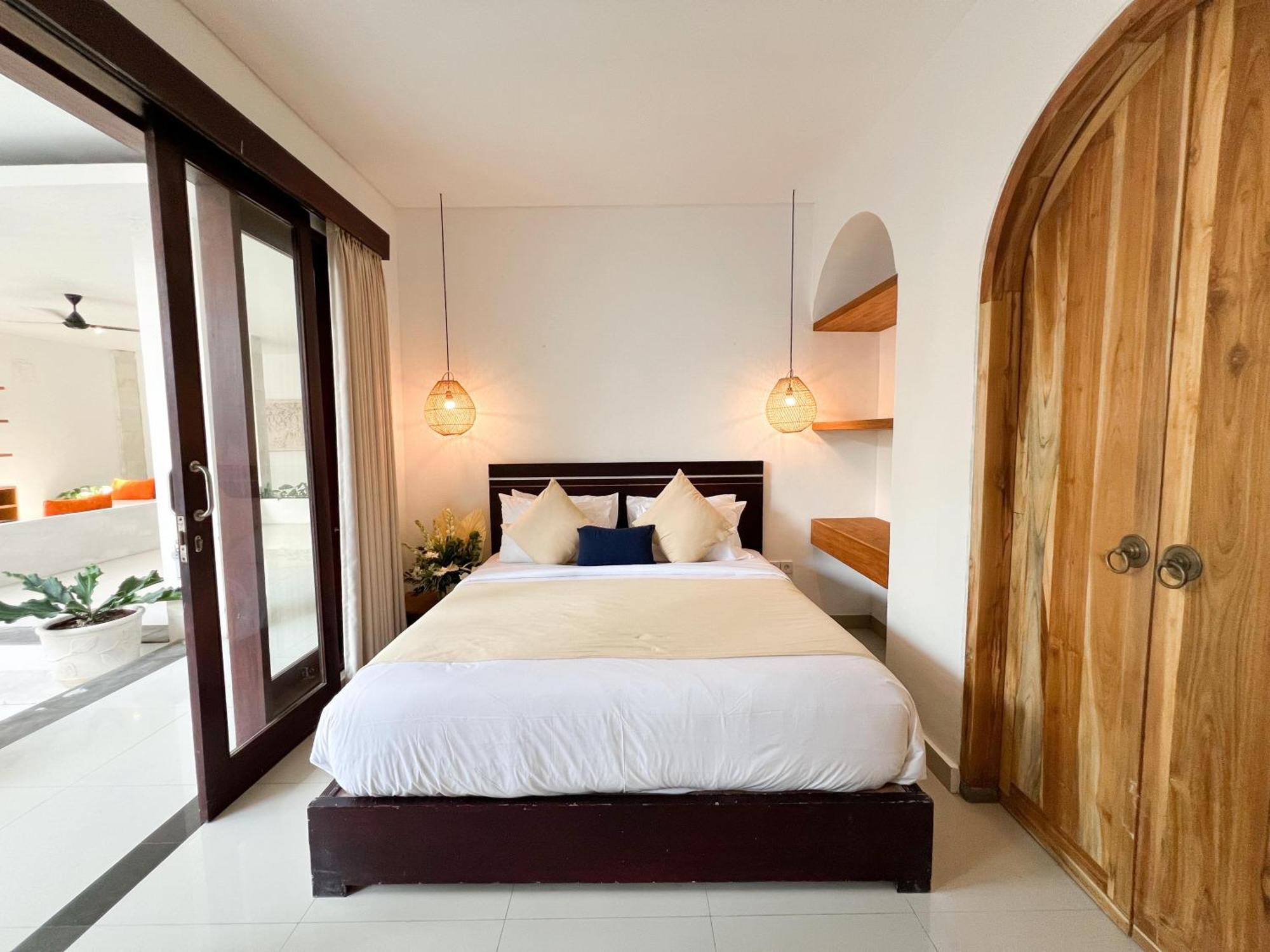 Apple & 4* Kerobokan (Bali)