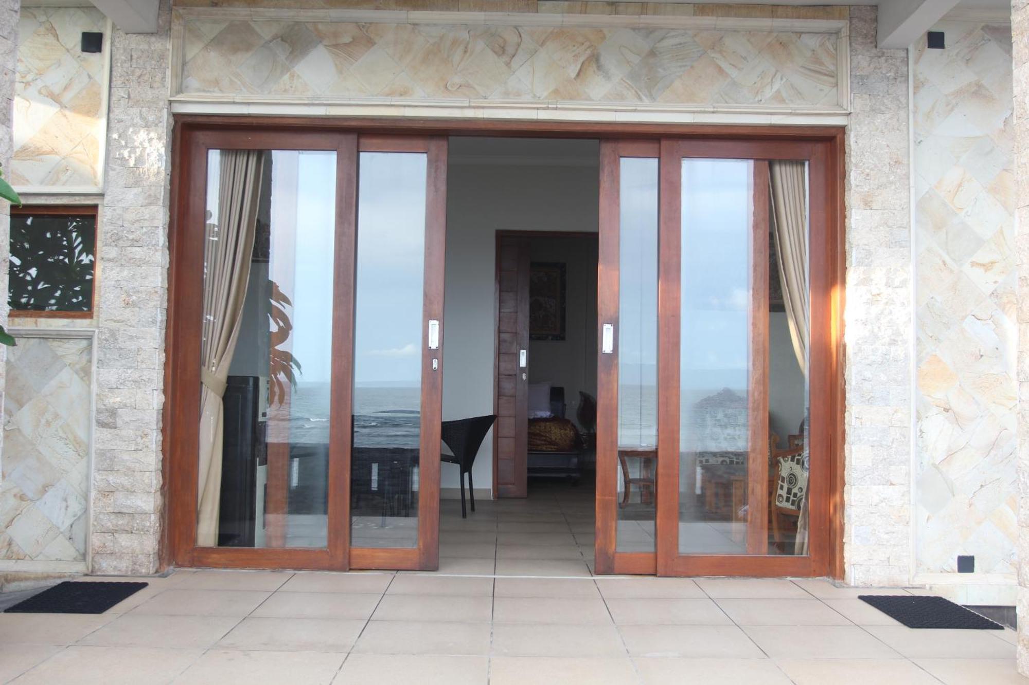 Temple Cafe & Hotel 2*