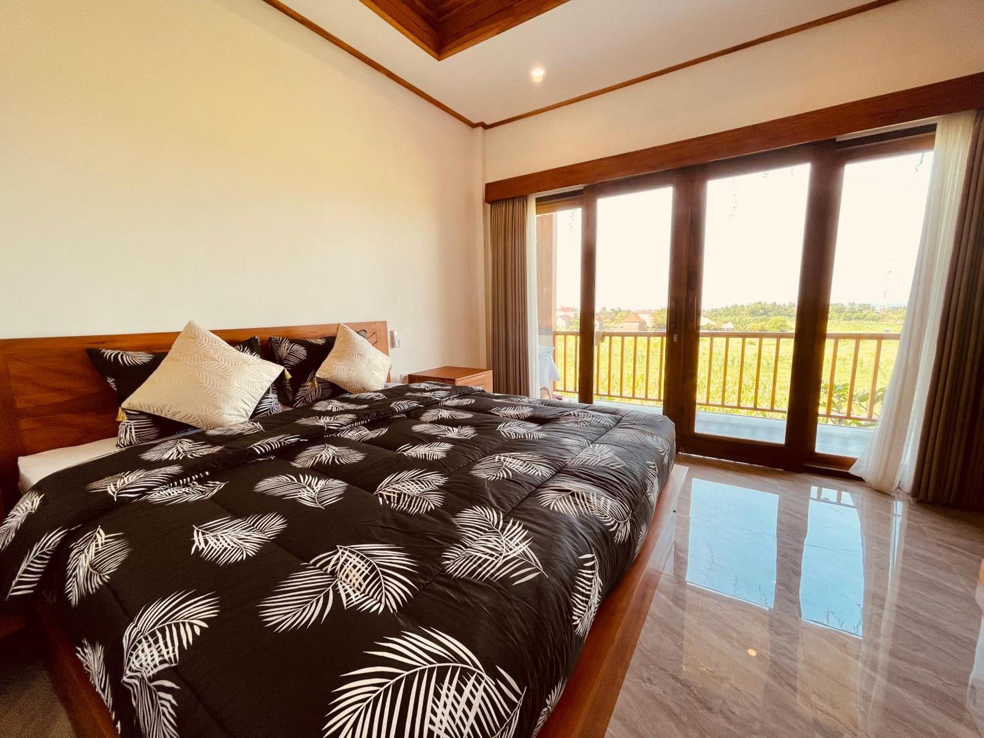 Surfers And Medewi Resort *