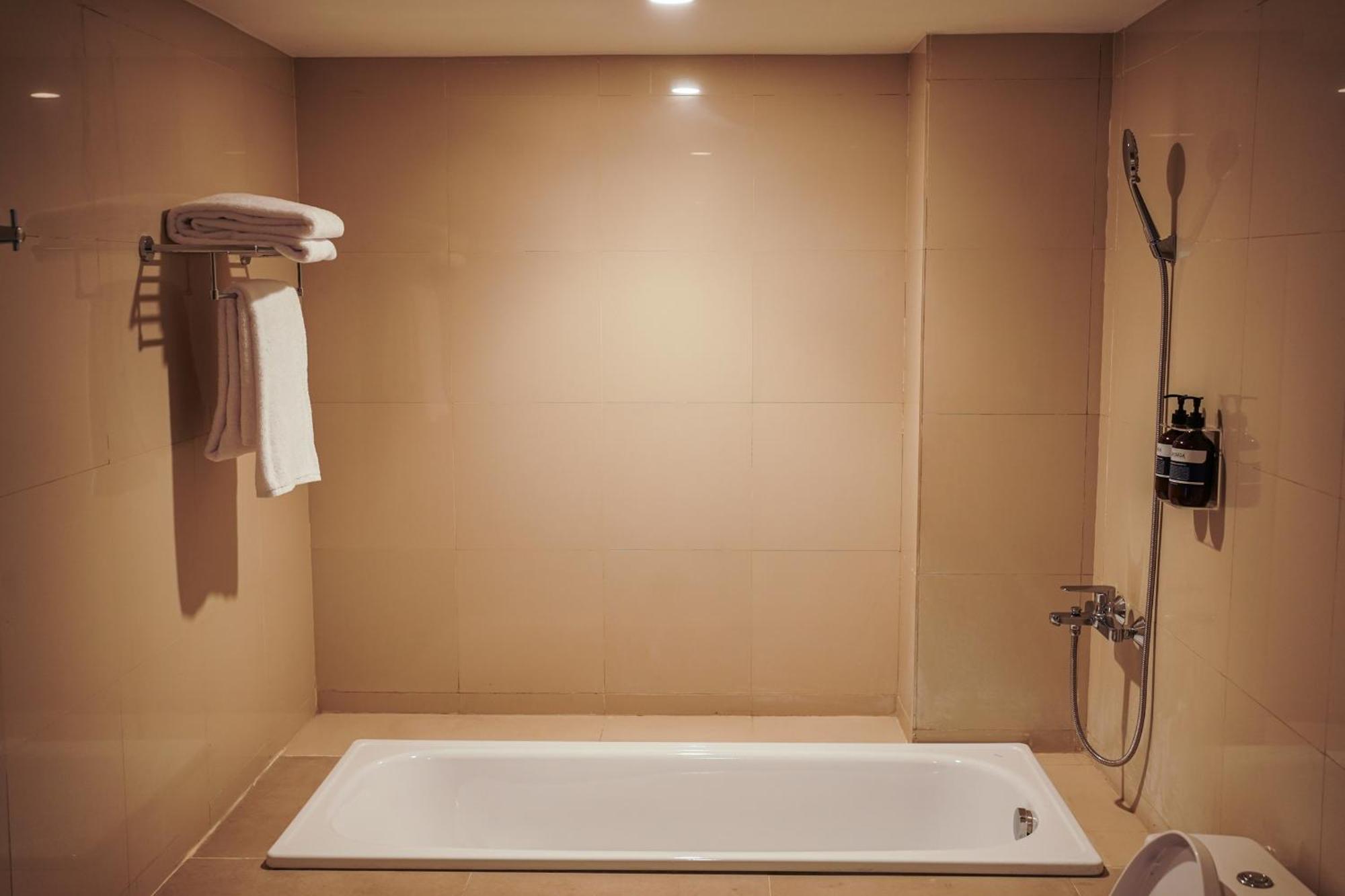Hotel Cross Vibe Paasha Atelier Bali Kuta